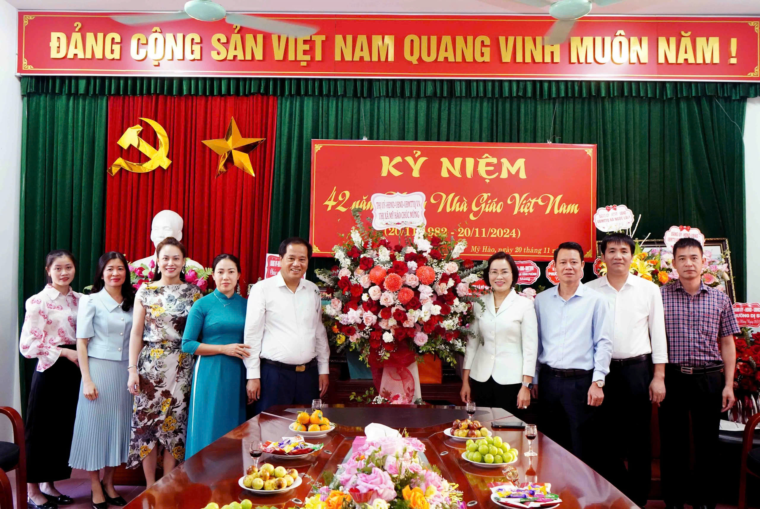 Đồng chí Trần Thị Thanh Thủy, Ủy viên BTV Tỉnh ủy, Bí thư Thị ủy chúc mừng ngày Nhà giáo Việt Nam 20/11 tại Trung tâm Chính trị