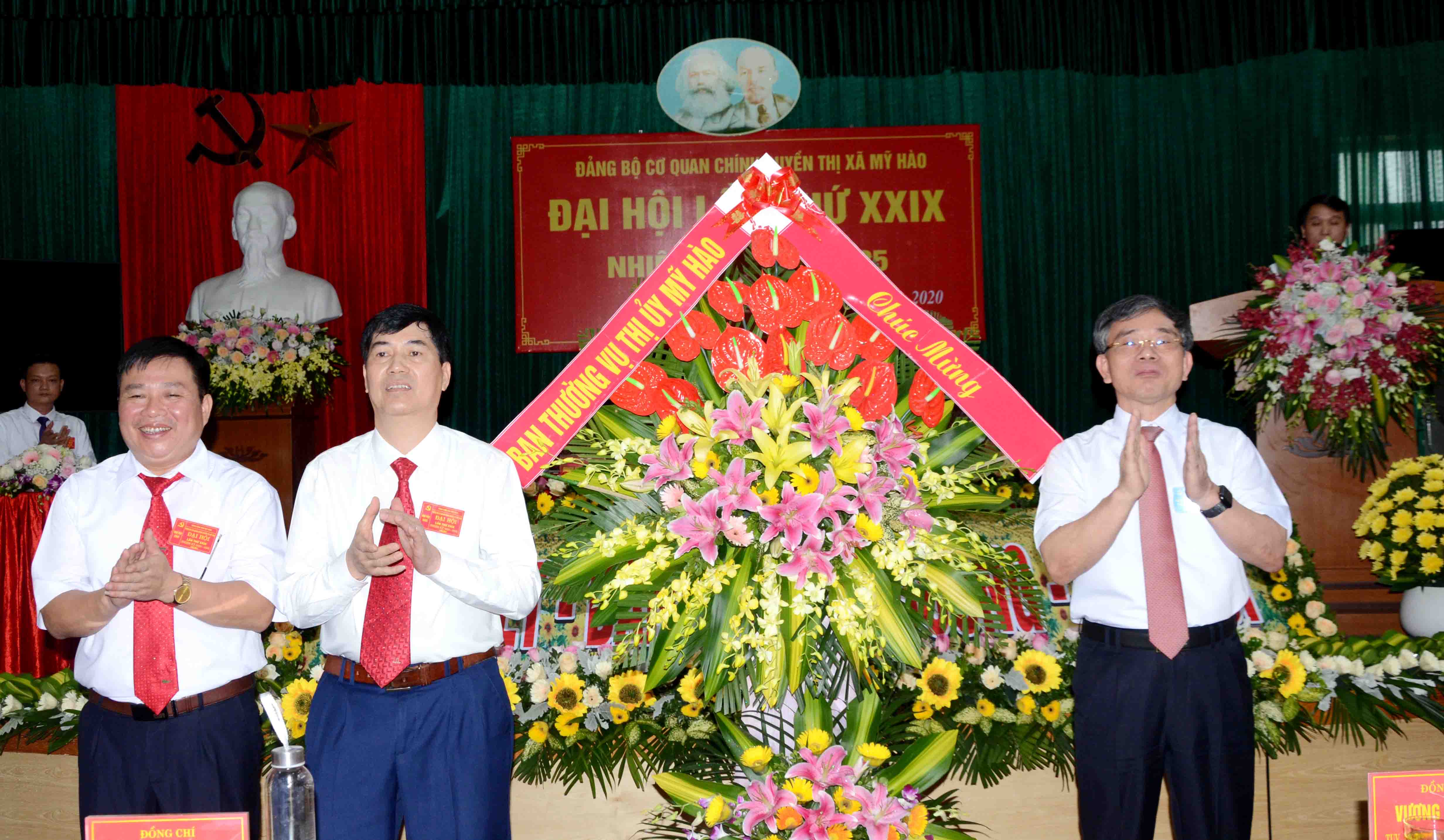 Đồng chí Vương Văn Đức, Tỉnh ủy viên, Bí thư Thị ủy, Chủ tịch HĐND thị xã chúc mừng Đại hội