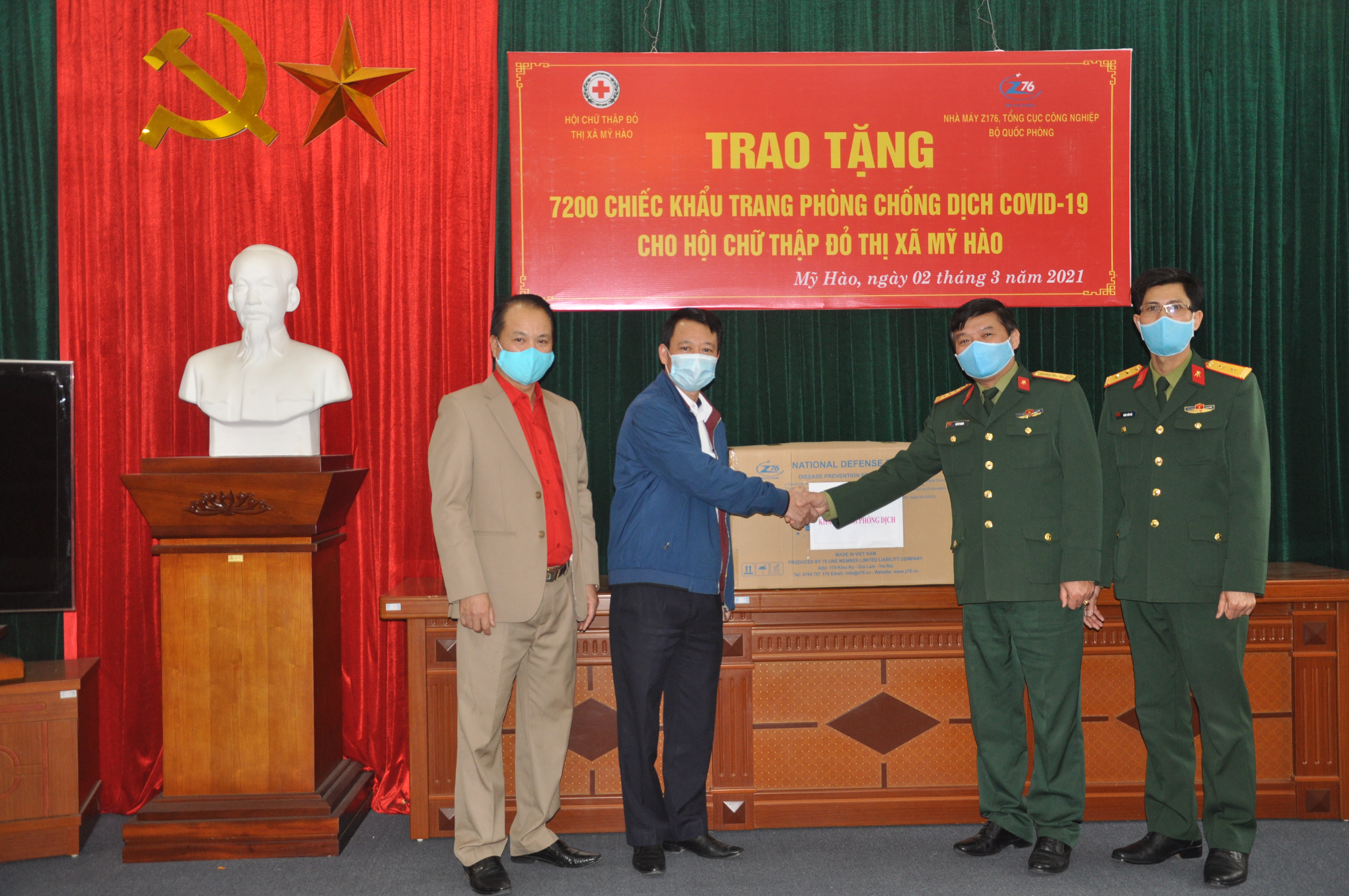 Đồng chí Đào Quang Minh, Phó Bí thư Thường trực Thị ủy, Chủ tịch HĐND thị xã tiếp nhận khẩu trang từ Lãnh đạo Nhà máy Z176