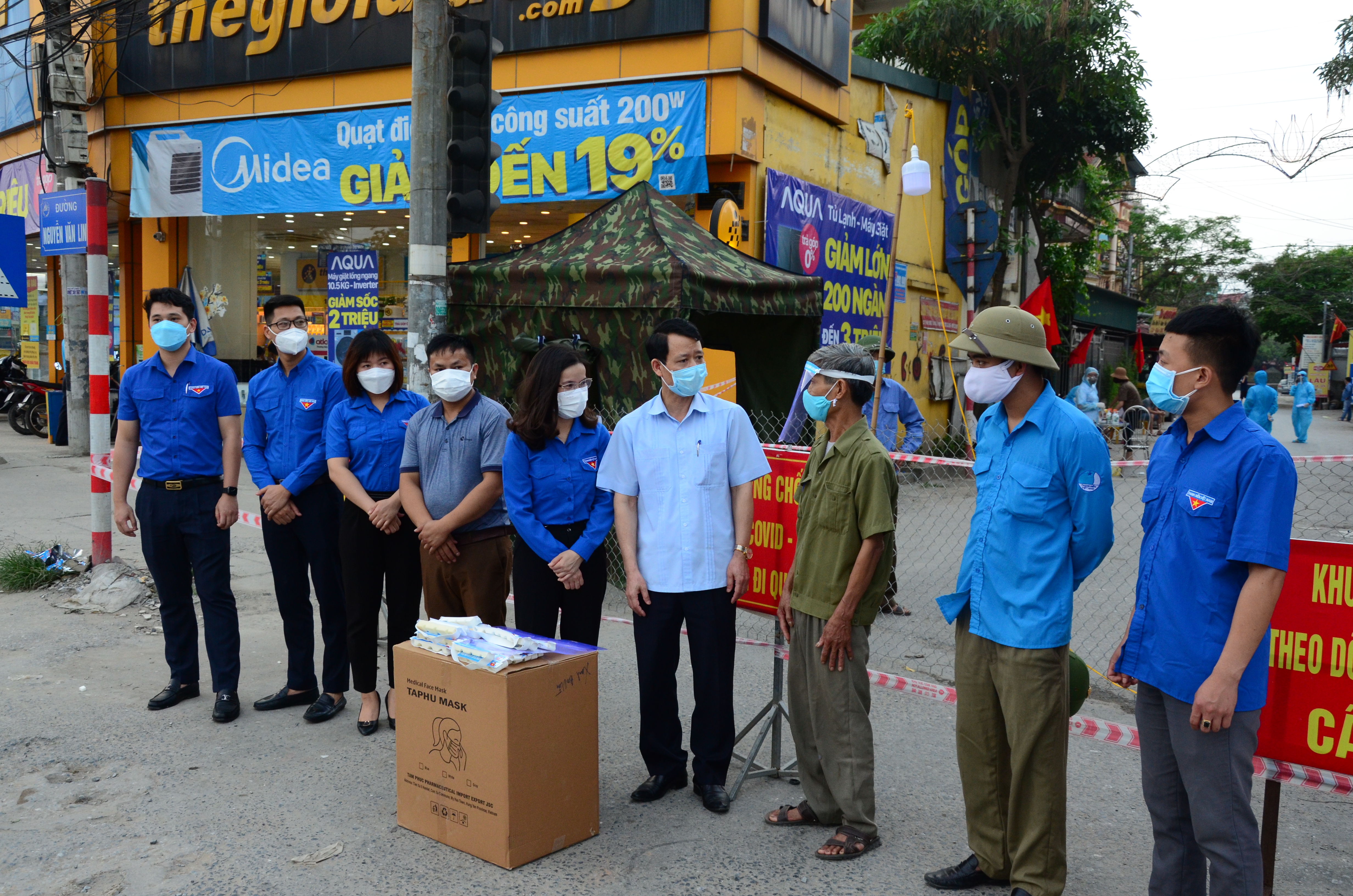 Các đồng chí Lãnh đạo Tỉnh đoàn và Lãnh đạo thị xã động viên, tặng khẩu trang cho các chốt kiểm soát phòng dịch