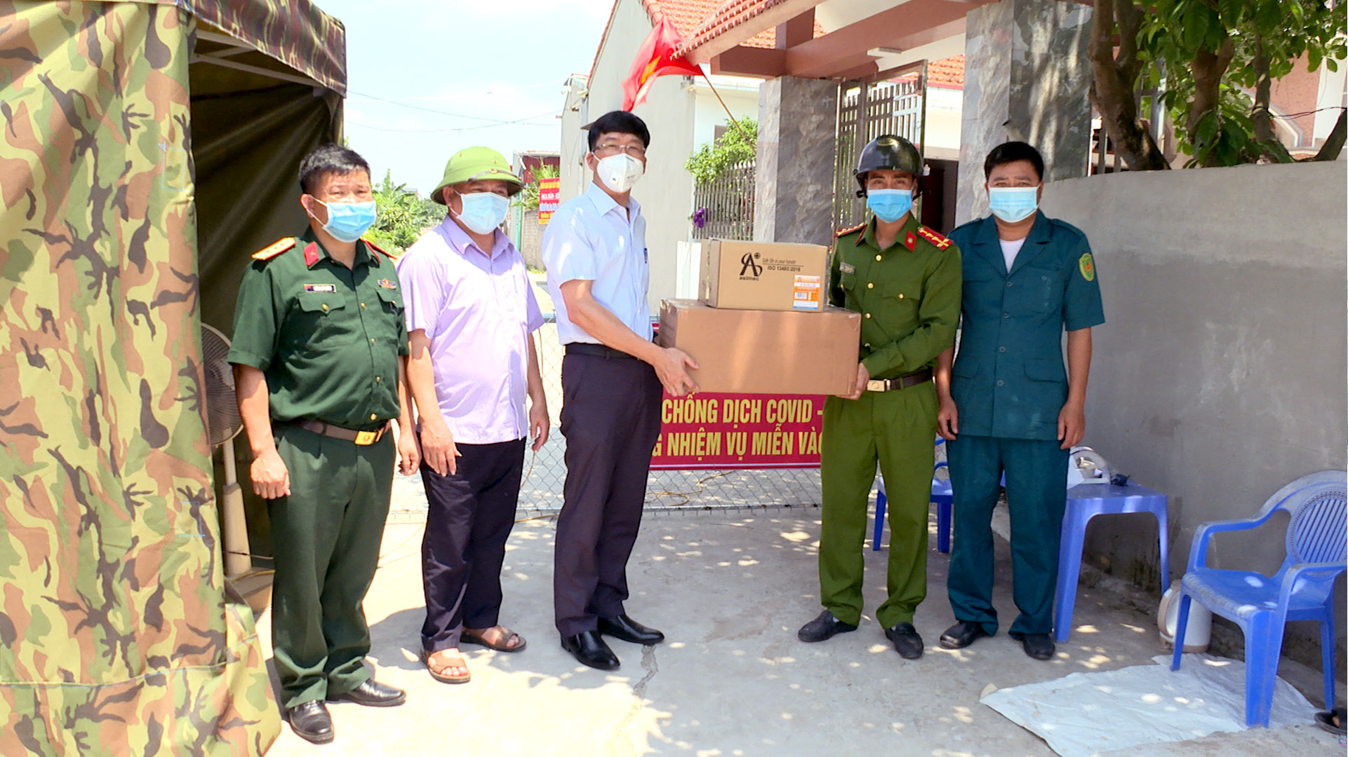 Chủ tịch UBND thị xã cùng lãnh đạo phường Phùng Chí Kiến tặng khẩu trang, nước sát khuẩn cho các chốt kiểm soát phòng dịch.