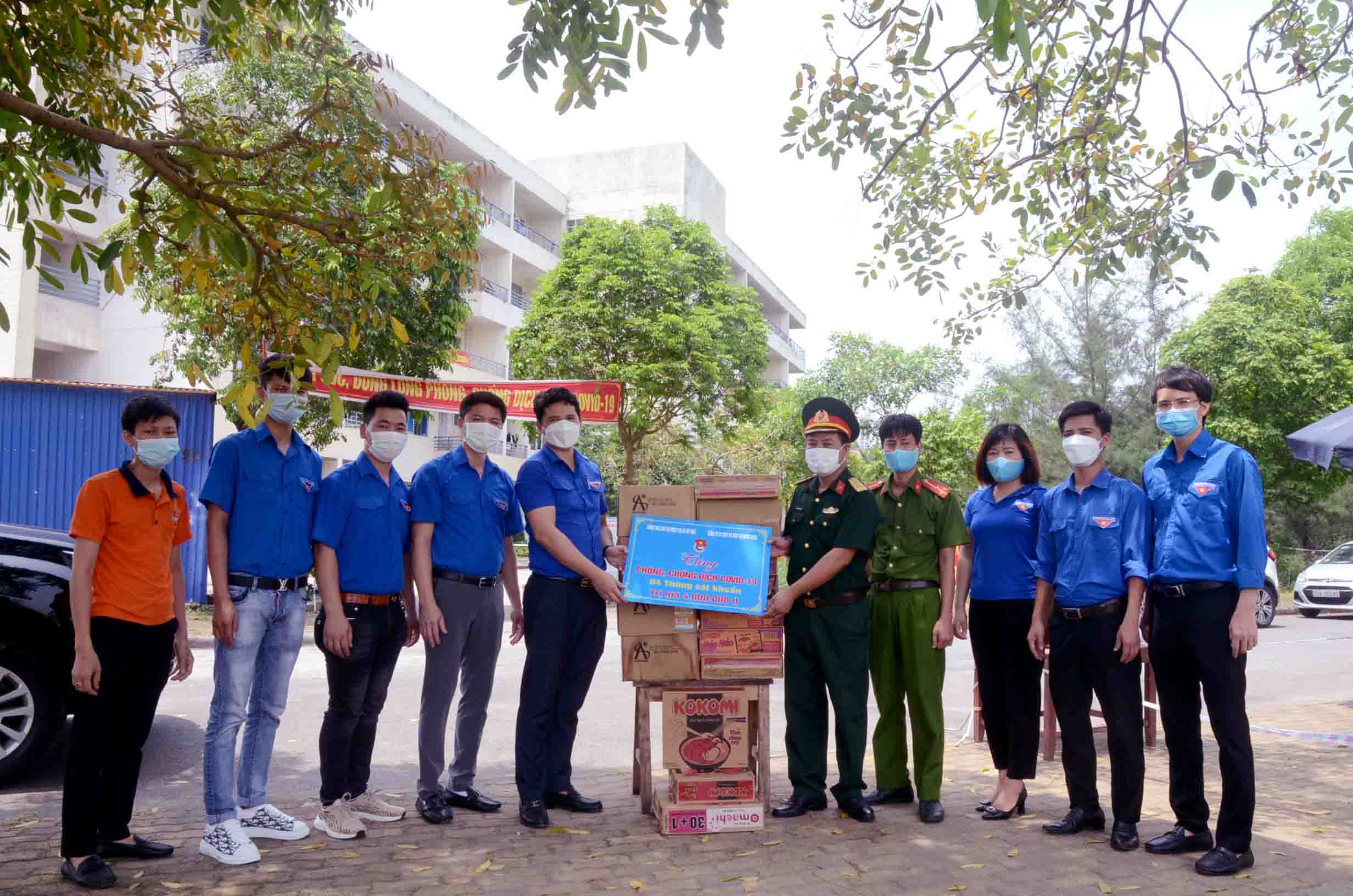 Đoàn thăm, tặng quà tại Khu cách ly tập trung thị xã