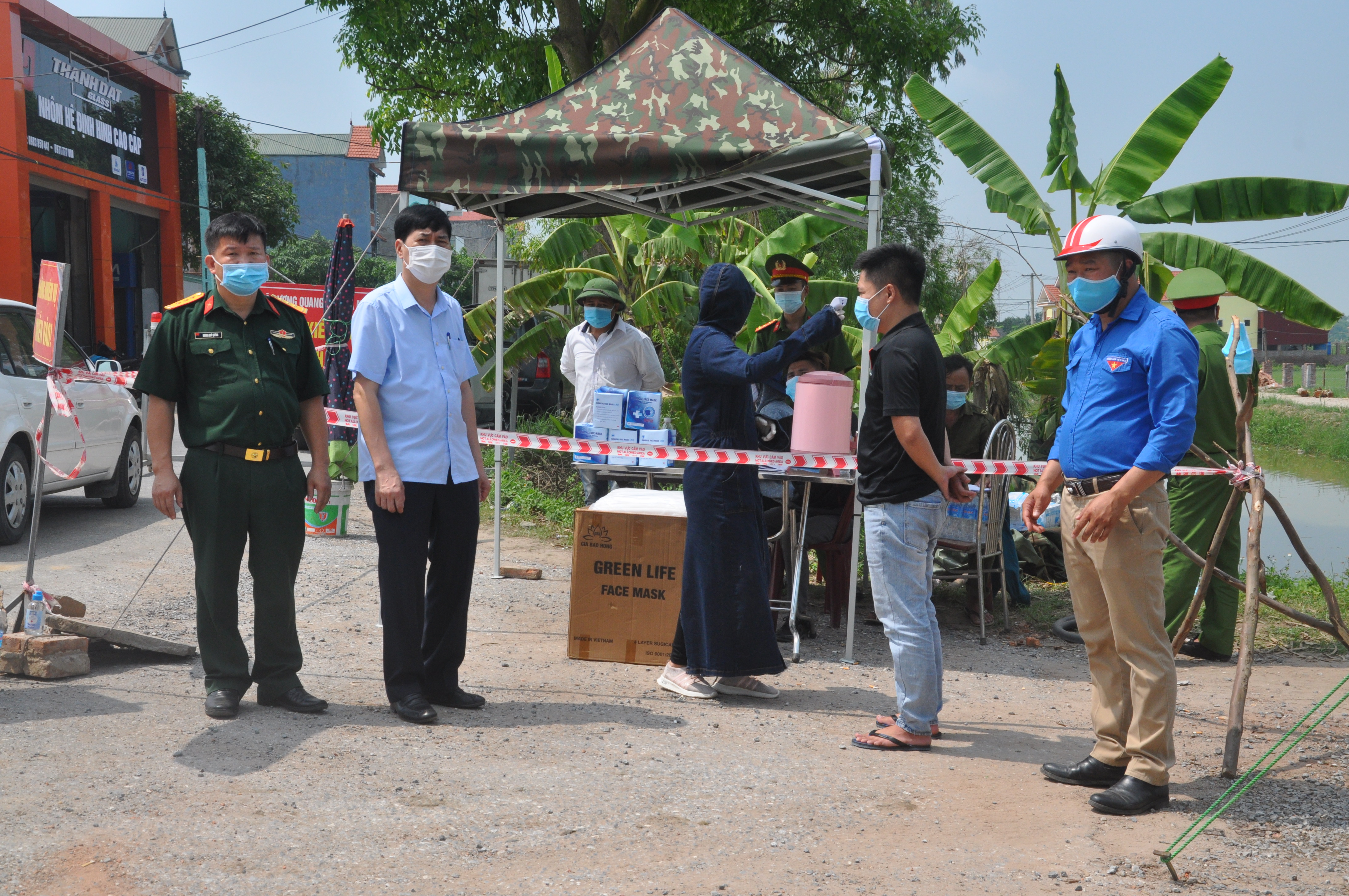   Đồng chí Nguyễn Quốc Khánh, Phó Chủ tịch UBND thị xã Mỹ Hào thăm, tặng khẩu trang kháng khuẩn, nước sát khuẩn, quần áo bảo hộ phòng chống dịch Covid-19 tại 06 chốt kiểm soát dịch Covid-19 trên địa bàn thị xã