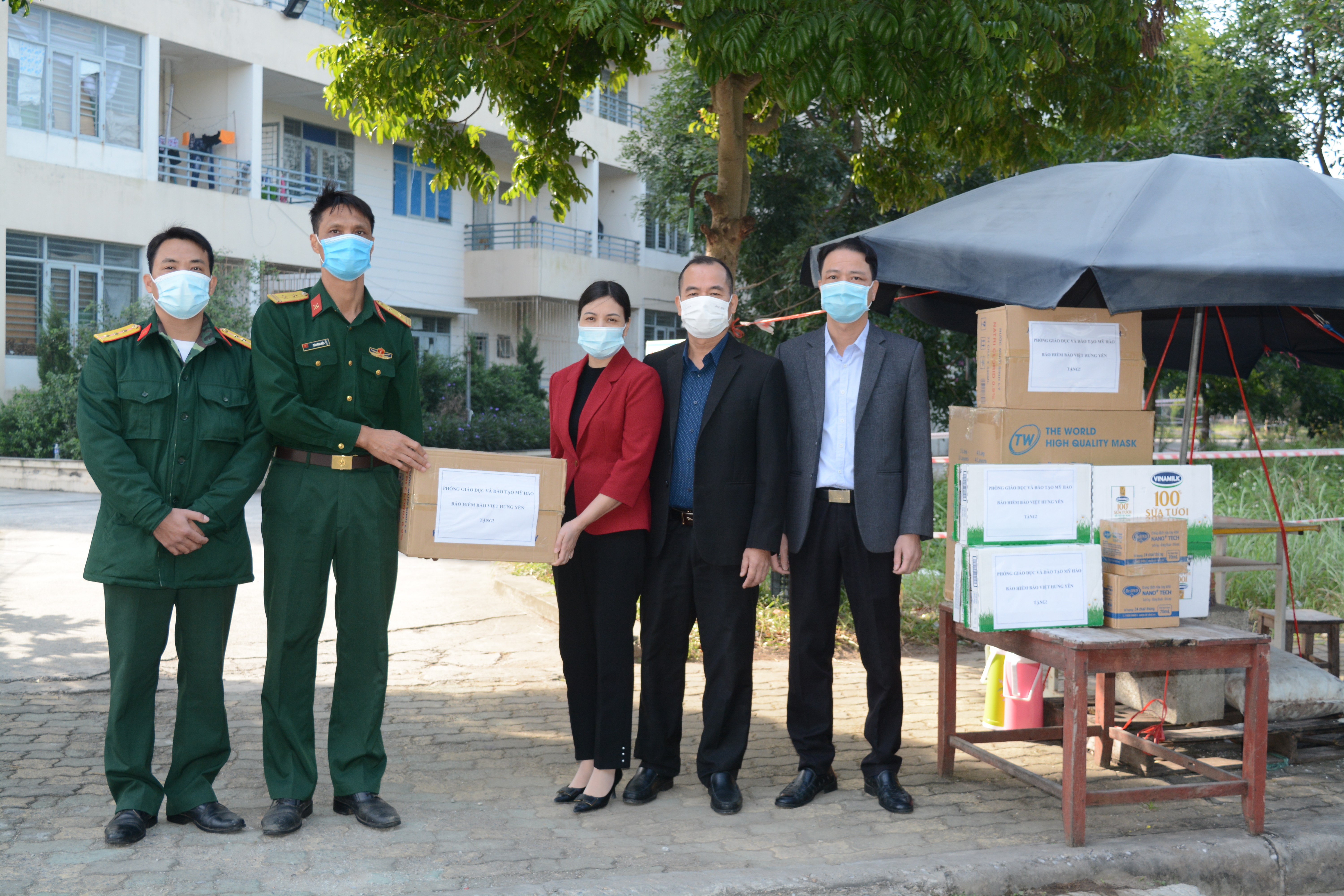 Lãnh đạo phòng Giáo dục & Đào tạo thị xã và Công ty Bảo Việt Hưng yên trao quà tặng tại Khu cách ly tập trung