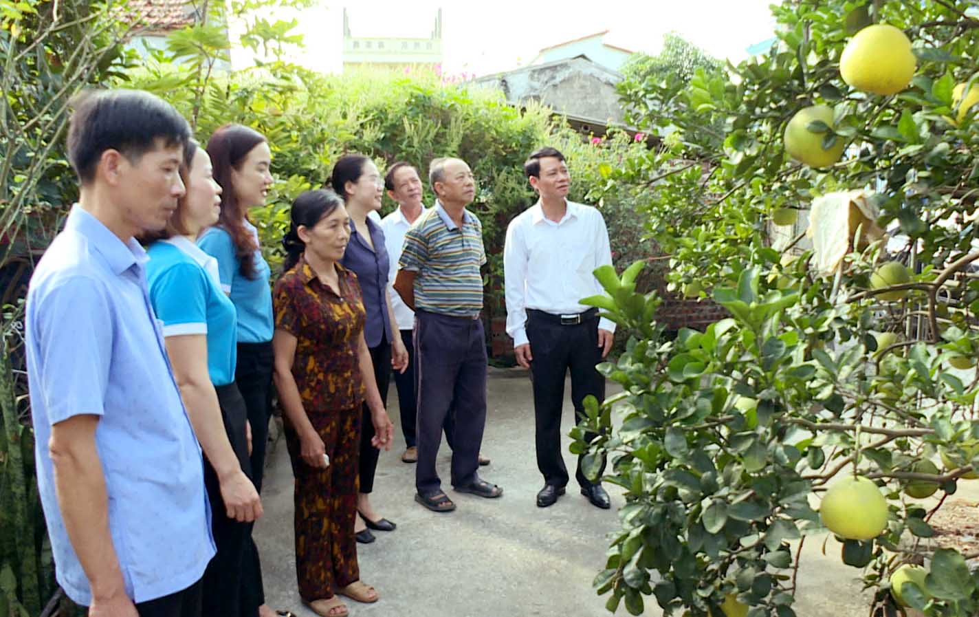 Đoàn đến thăm thực tế một số hộ gia đình và tư vấn, hướng dẫn khắc phục một số hạn chế trong phân loại, xử lý rác thải