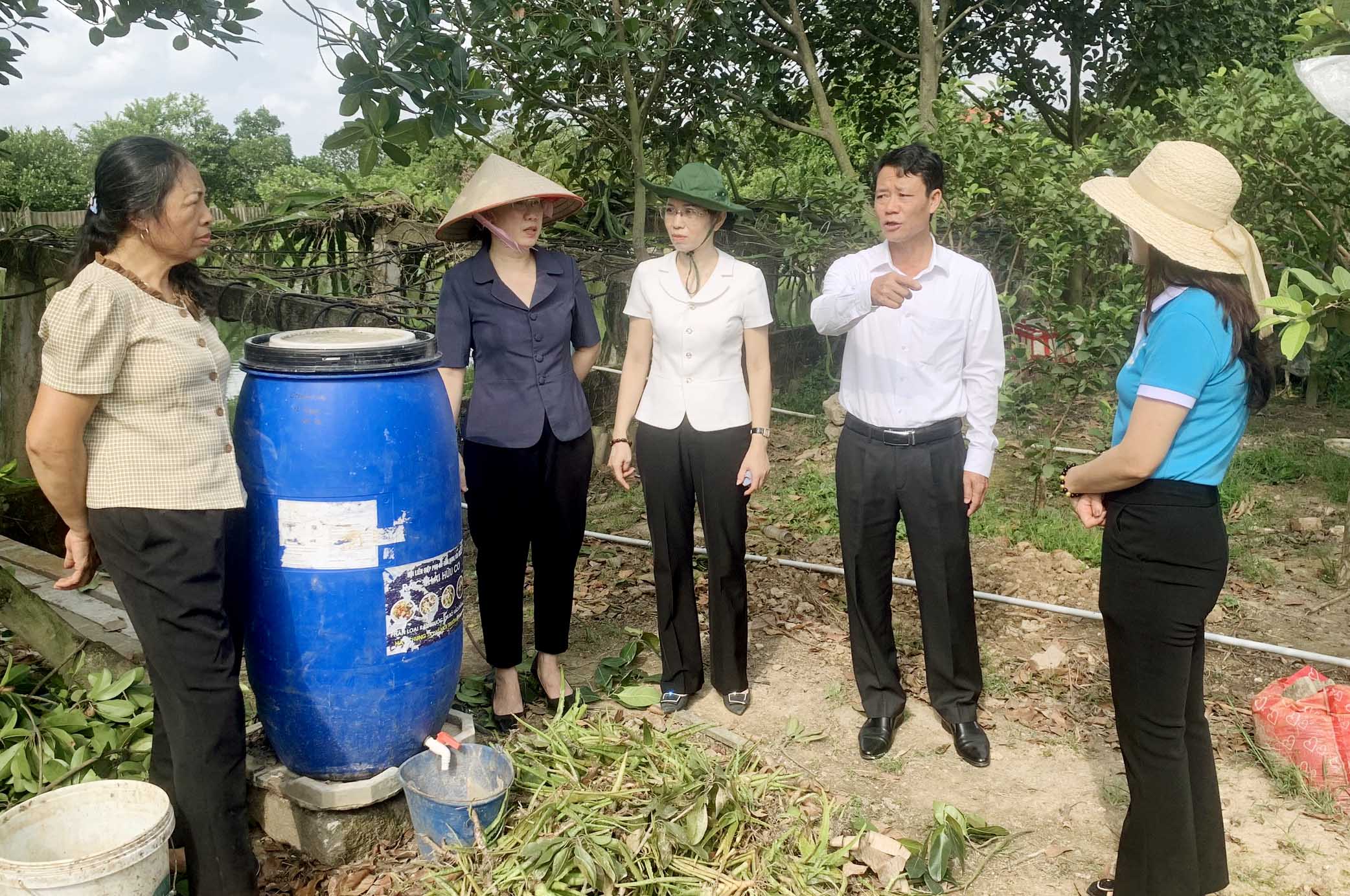   Hội Liên hiệp Phụ nữ Mỹ Hào thăm mô hình phân loại, xử lý rác thải sinh hoạt tại hộ gia đình trên địa bàn xã Hưng Long, Xuân Dục