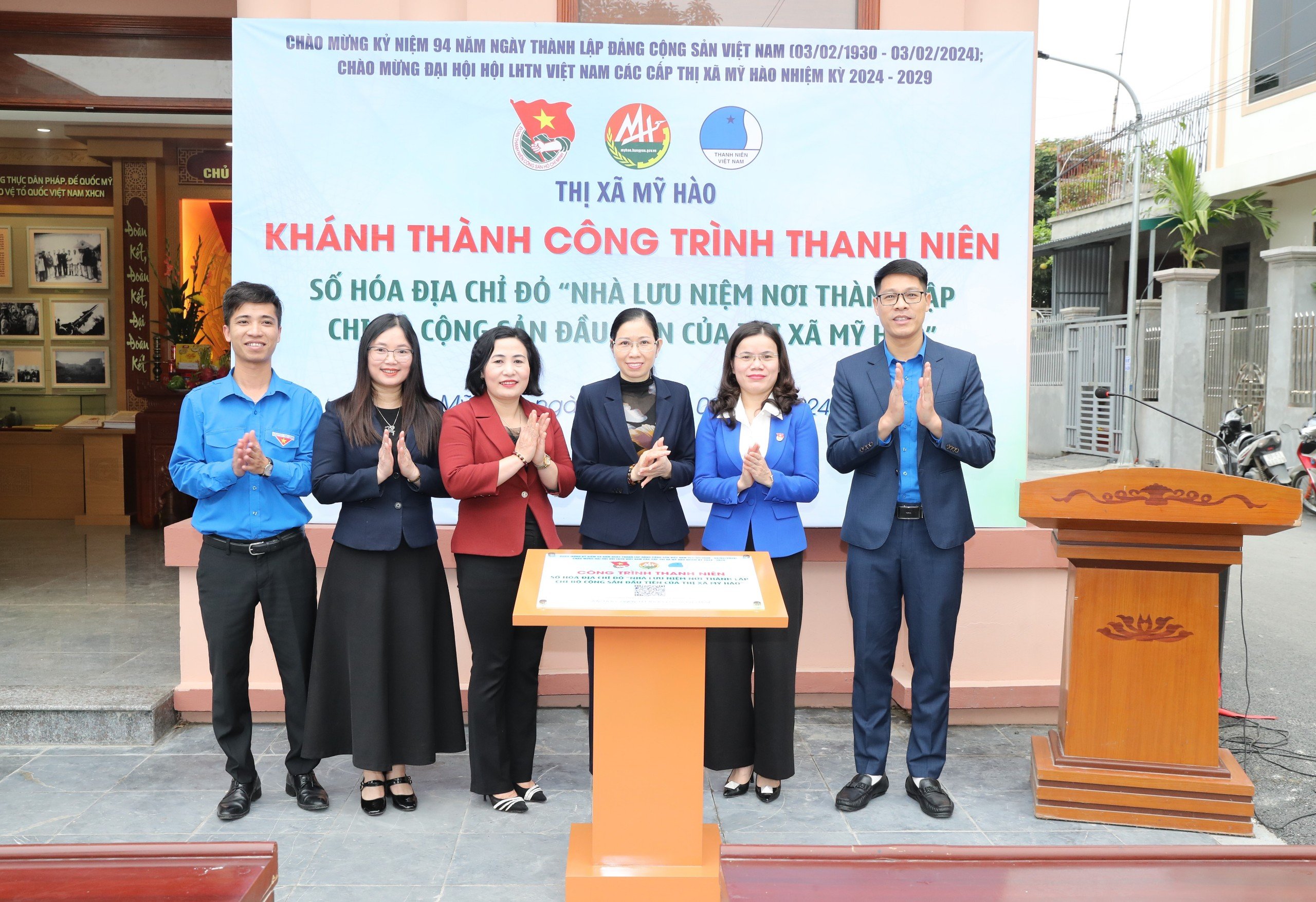 Các đại biểu tham dự khánh thành công trình “Số hóa địa chỉ đỏ” di tích Nhà lưu niệm nơi thành lập Chi bộ Cộng sản đầu tiên của thị xã Mỹ Hào