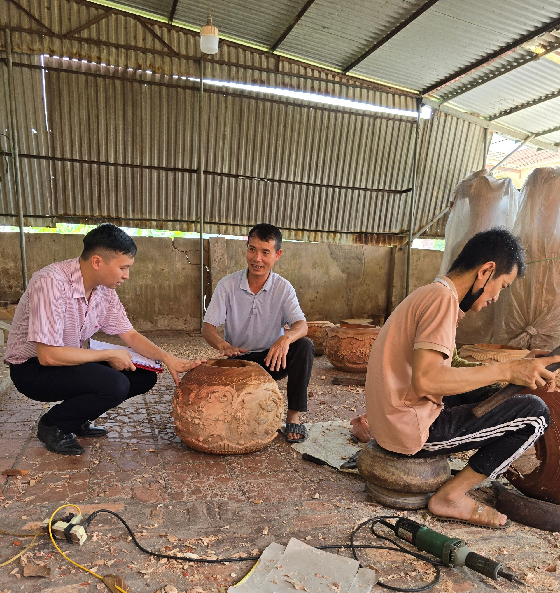 Nguồn vốn ủy thác địa phương đã giúp người dân làng mộc thôn Phúc Miếu - Hòa Phong phát triển sản xuất