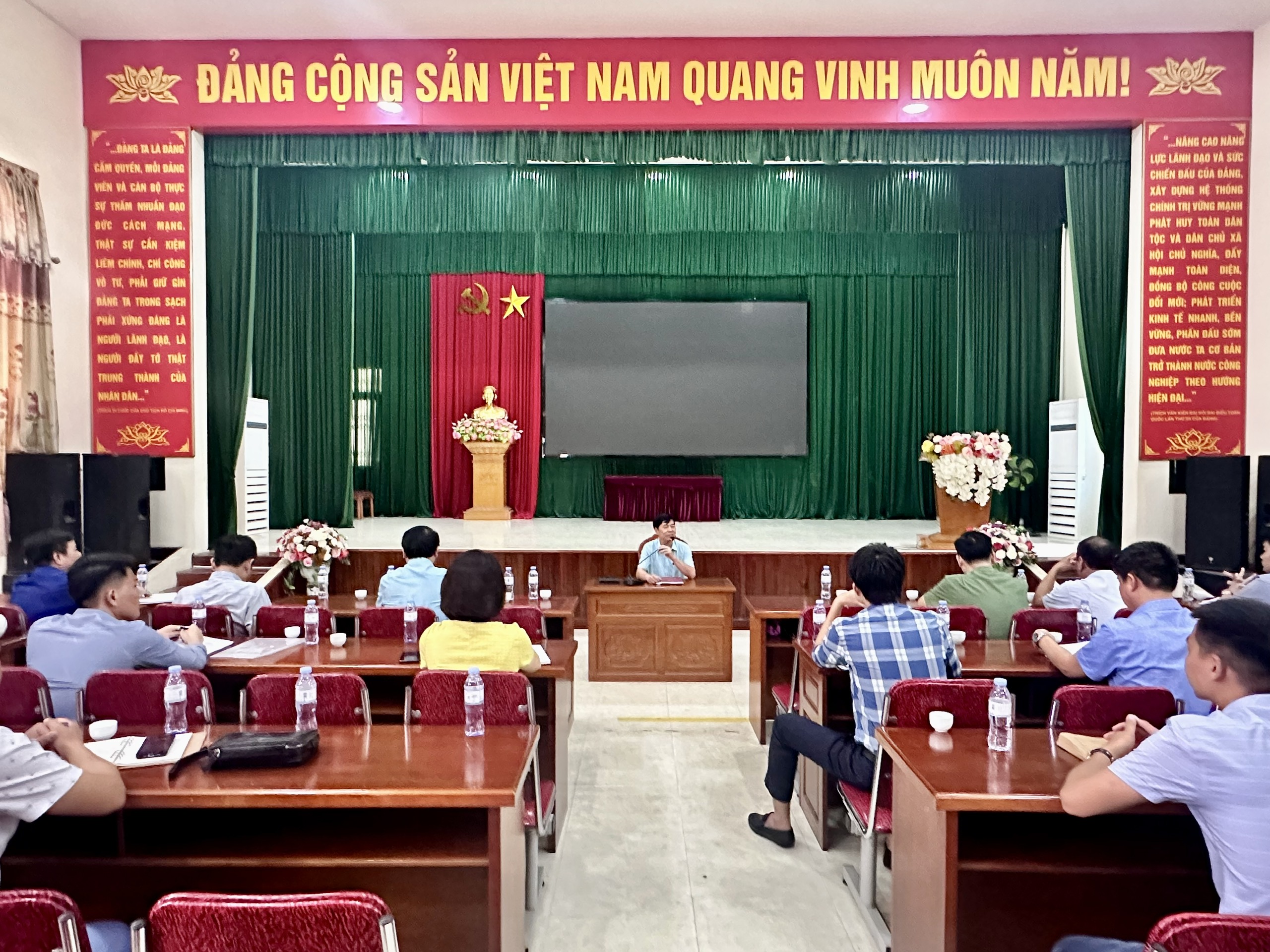 Đồng chí Nguyễn Quốc Khánh, TUV, Phó Chủ tịch UBND thị xã, Trưởng Ban thực hiện cưỡng chế chủ trì Hội nghị Đối thoại trực tiếp người dân 