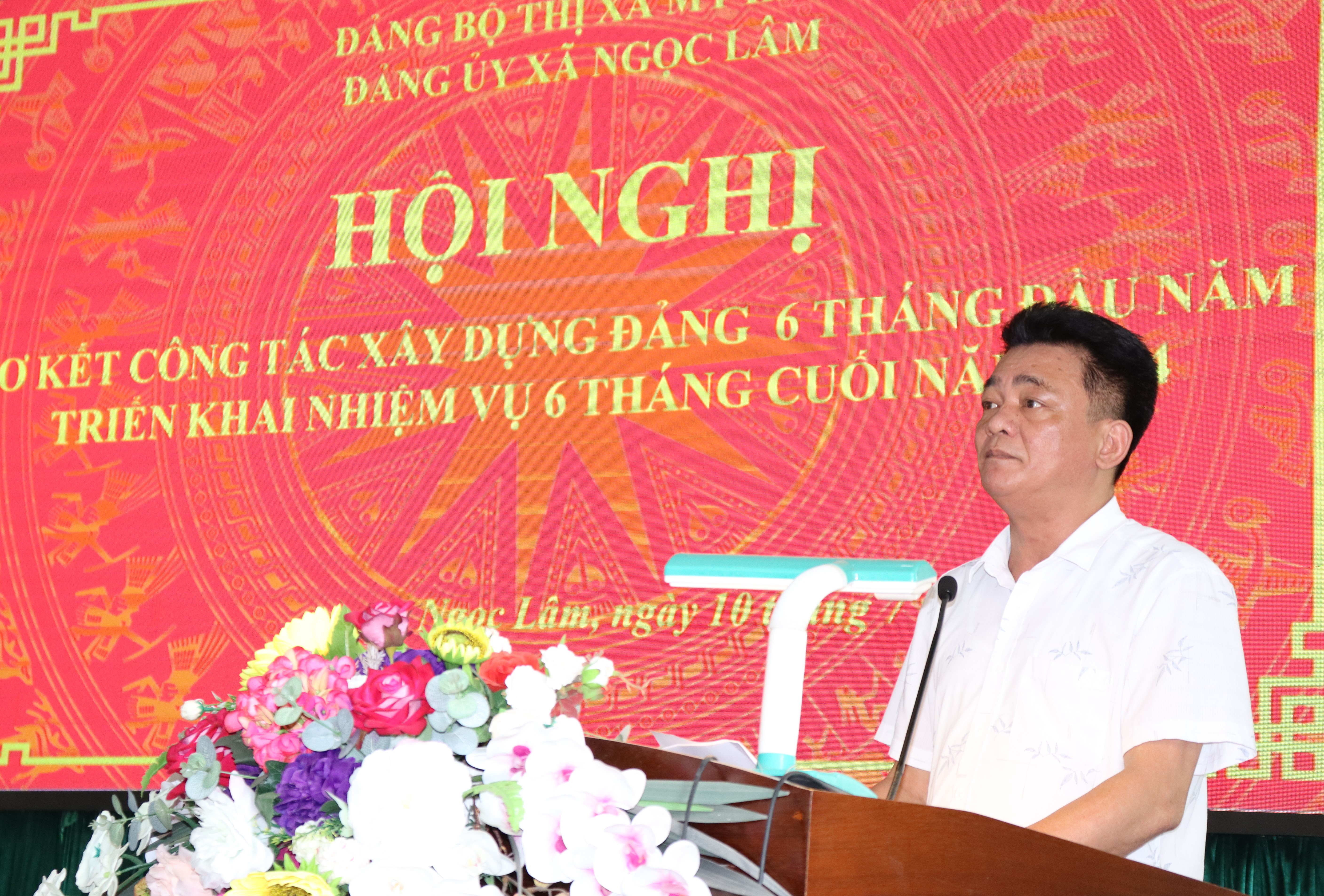 Đồng chí Nguyễn Minh Phúc, UVBTV Thị ủy, Phó Chủ tịch HĐND thị xã phát biểu tại Hội nghị