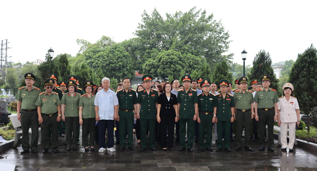 Các đại biểu tham dự Lễ dâng hương, dâng hoa tại Nghĩa trang Liệt sỹ thị xã Mỹ Hào