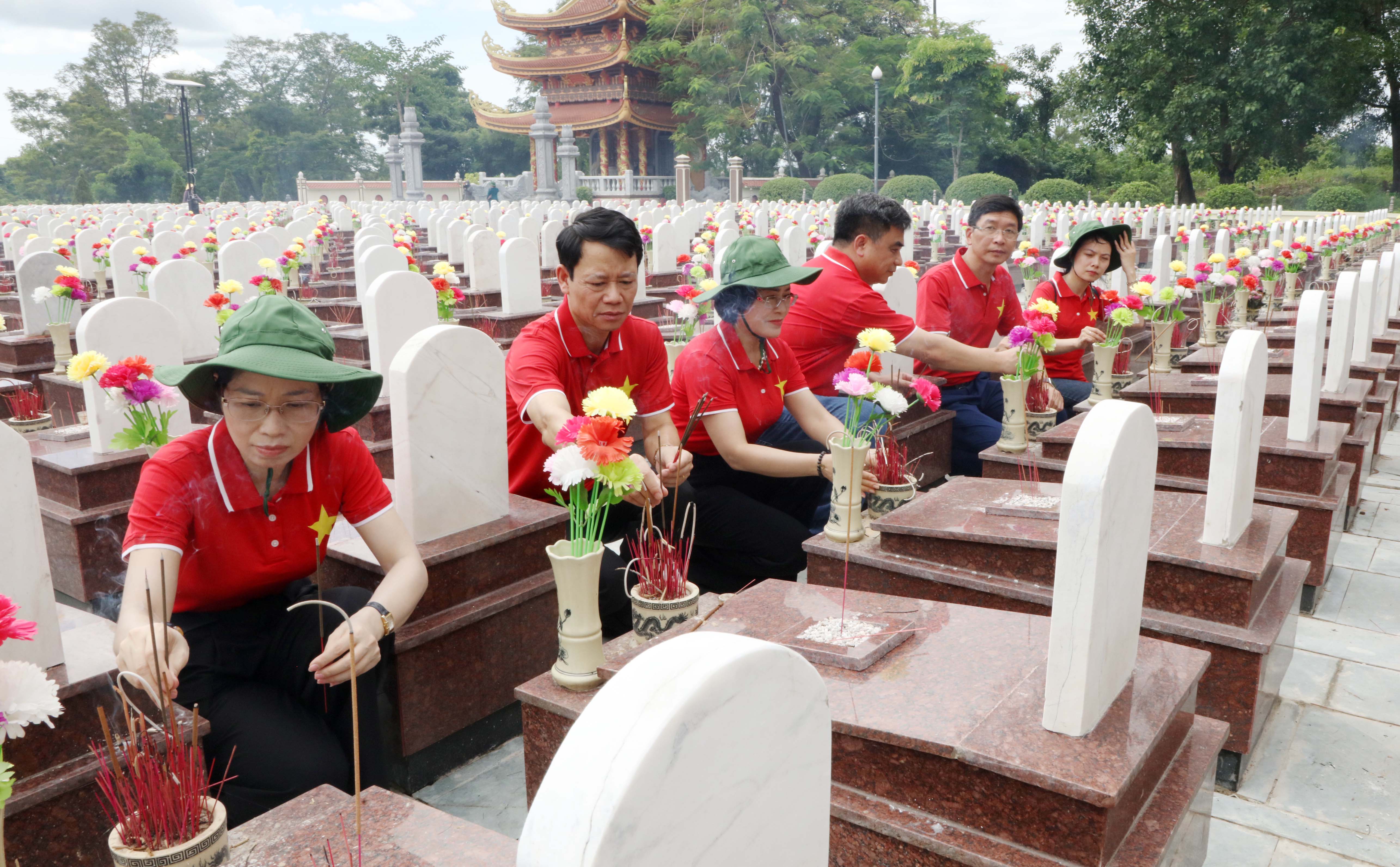 Các đại biểu viếng NTLS Trường Sơn và NTLS Đường 9