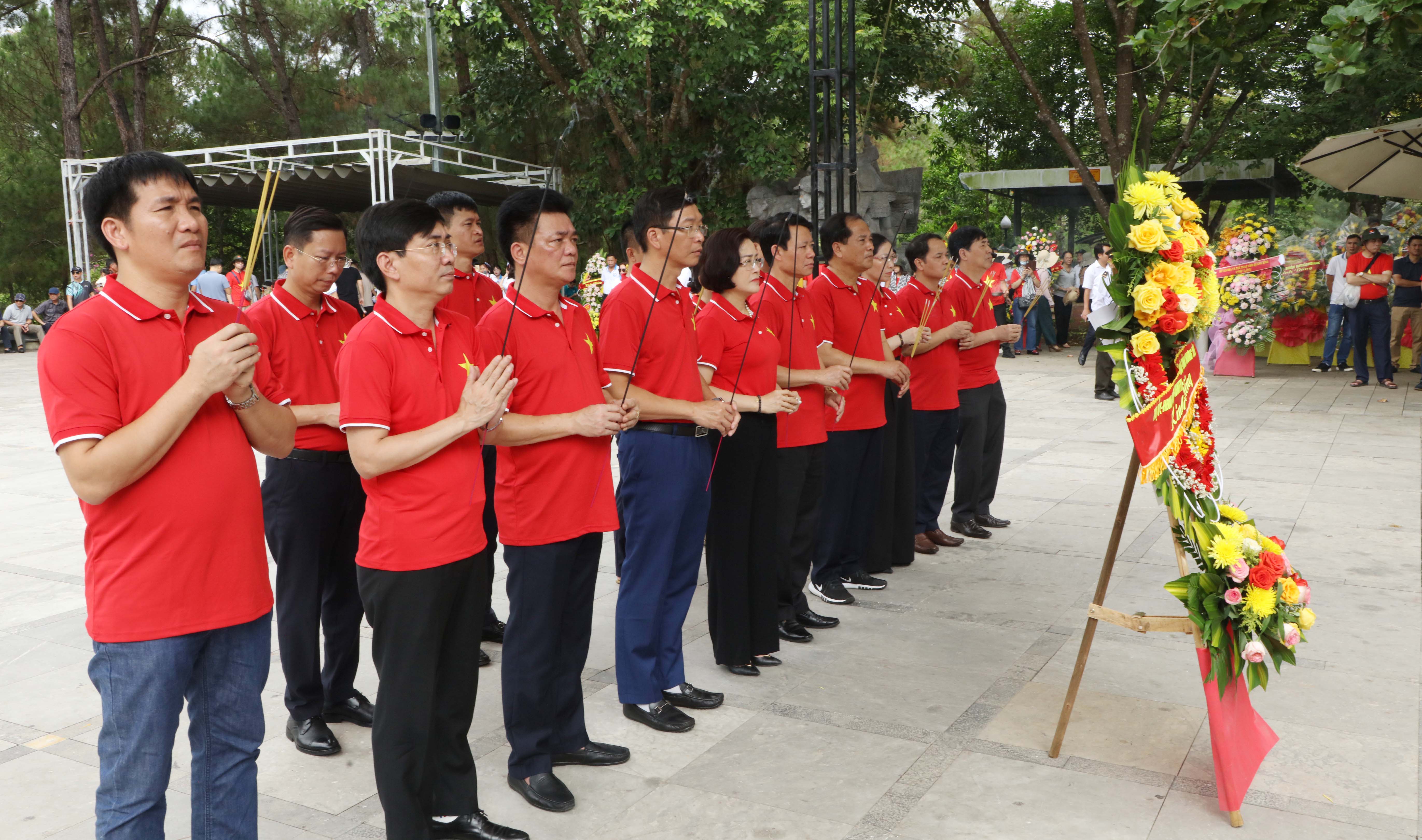   Ban Thường vụ Thị ủy Mỹ Hào dâng hương viếng Nghĩa trang liệt sĩ và các Di tích Quốc gia đặc biệt tại Miền Trung