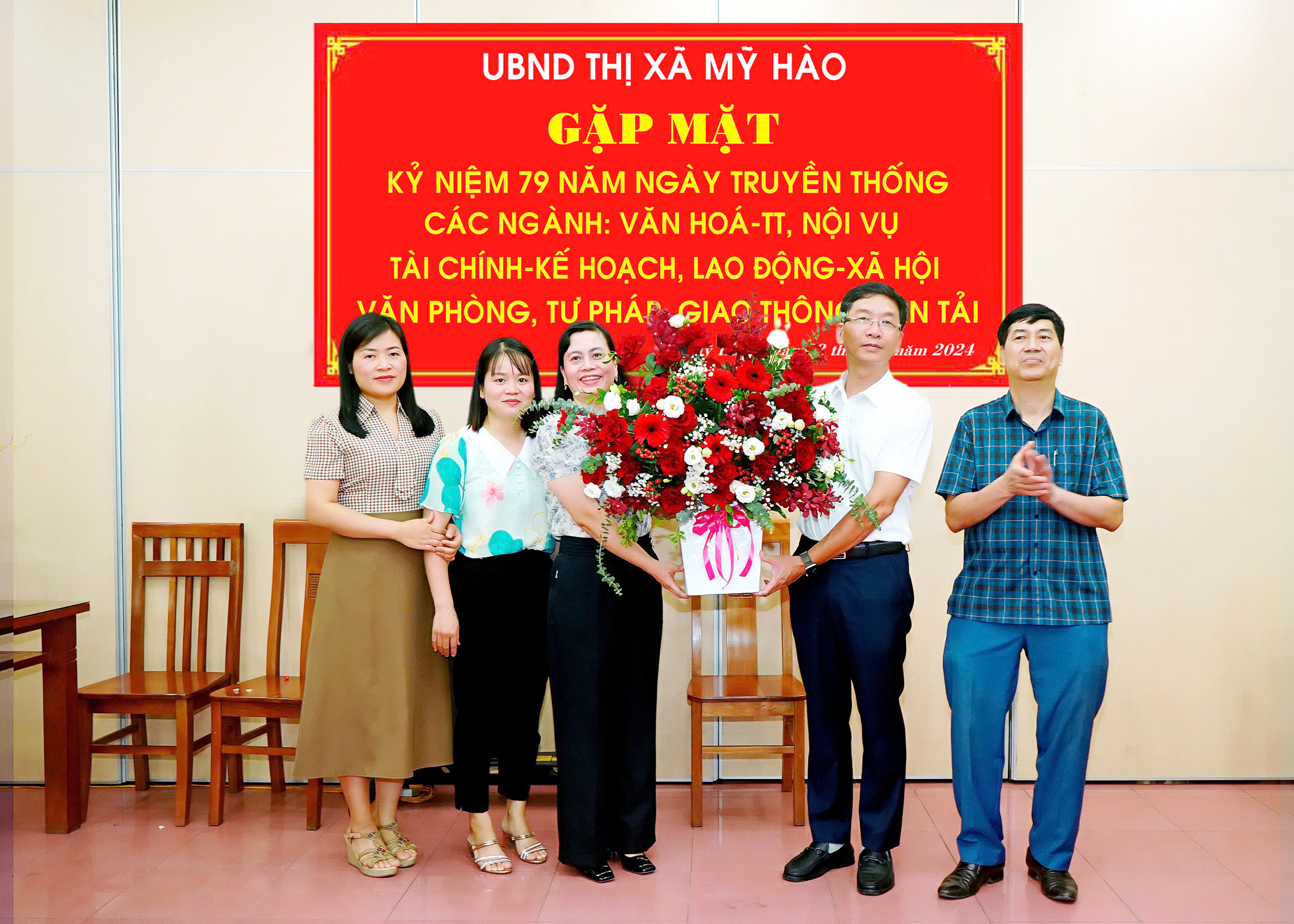 Đồng chí Phó Bí thư Thị ủy, Chủ tịch UBND thị xã Lê Quang Hiến; đồng chí Phó Chủ tịch UBND thị xã Nguyễn Quốc Khánh tặng hoa chúc mừng kỷ niệm Phòng Văn hóa - Thông tin thị xã 