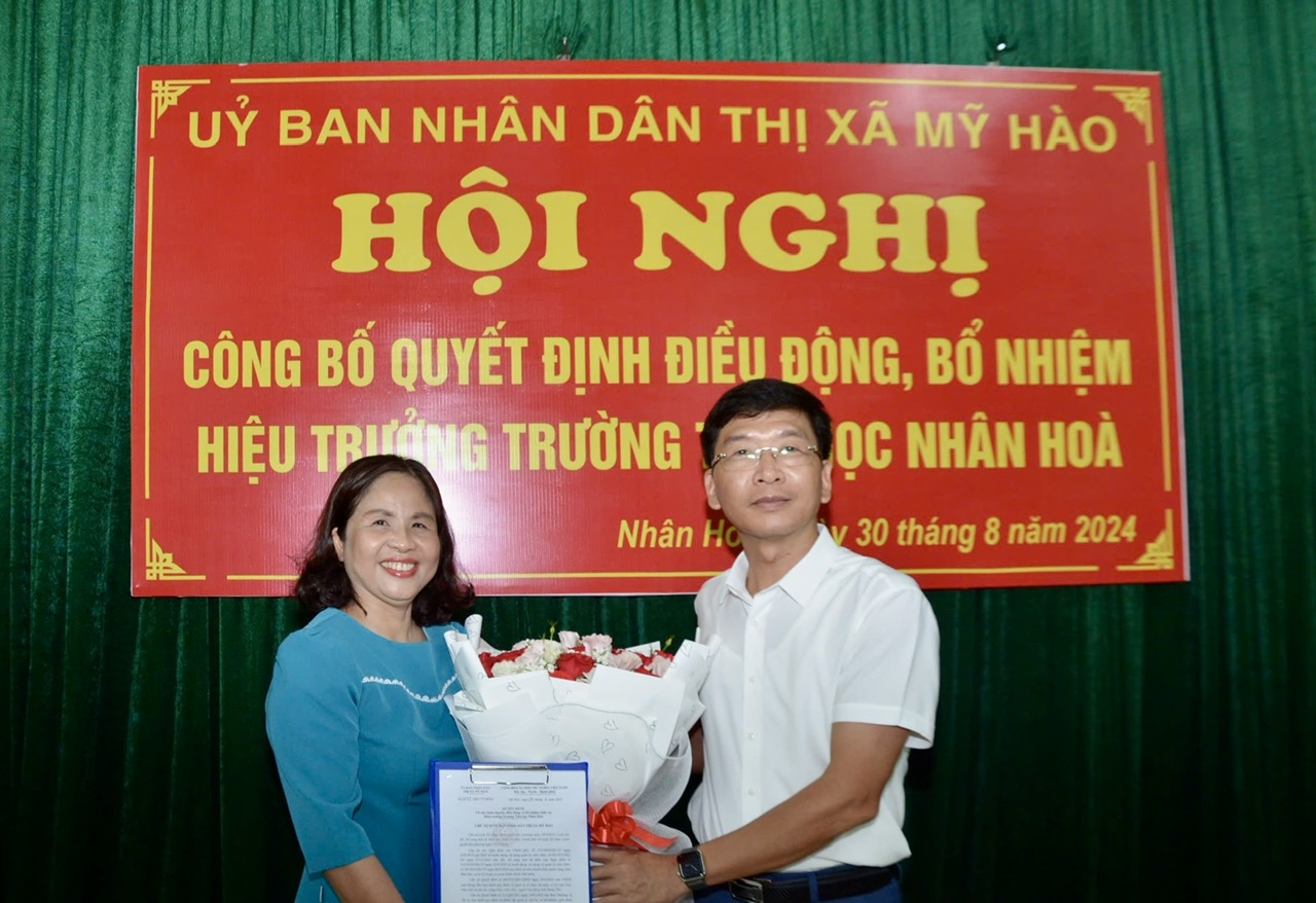 Đồng chí Lê Quang Hiến, Phó Bí thư Thị ủy, Chủ tịch UBND thị xã trao Quyết định điều động, bổ nhiệm Hiệu trưởng Trường Tiểu học Nhân Hòa