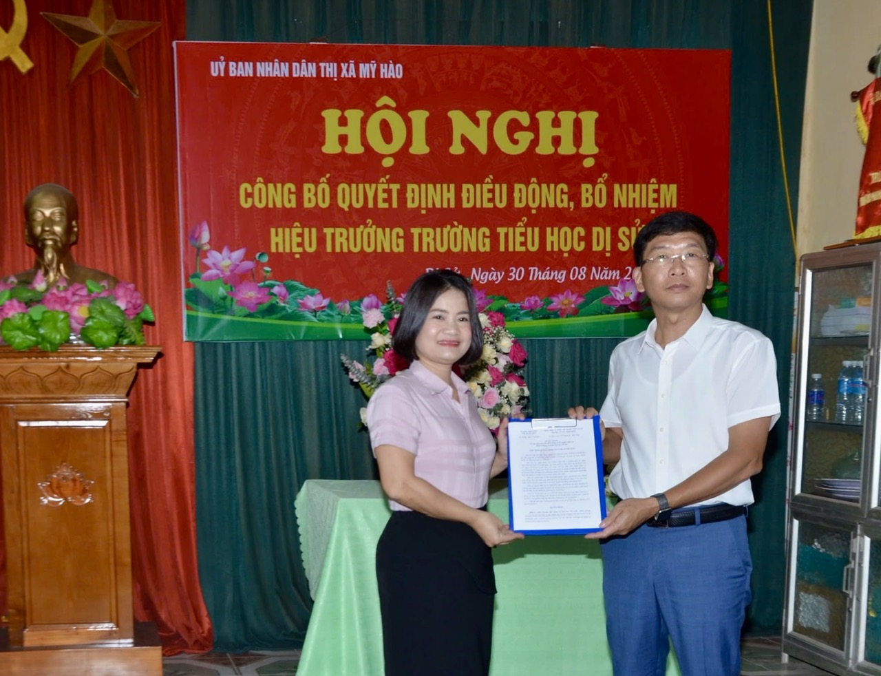 Đồng chí Lê Quang Hiến, Phó Bí thư Thị ủy, Chủ tịch UBND thị xã trao Quyết định điều động, bổ nhiệm Hiệu trưởng Trường Tiểu học Dị Sử