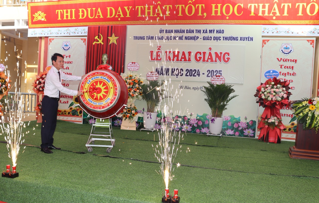 Đồng chí Đào Quang Minh, Phó Bí thư Thường trực Thị ủy, Chủ tịch HĐND thị xã đánh hồi trống khai trường năm học 2024-2025 tại Trung tâm GDNN - GDTX thị xã