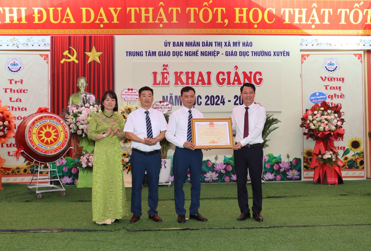 Trung tâm GDNN - GDTX thị xã nhận danh hiệu 