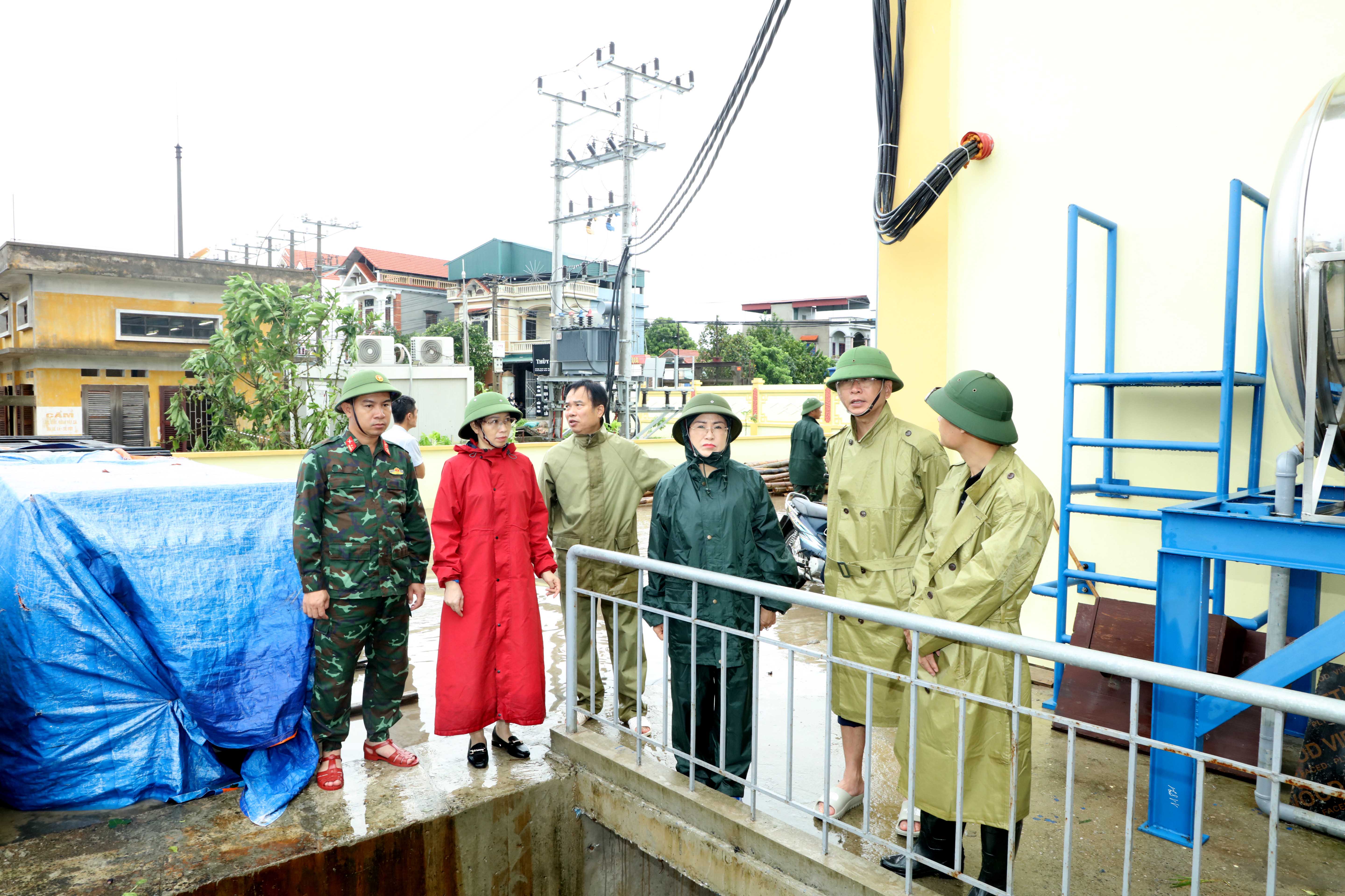 Đồng chí Trần Thị Thanh Thủy, UVBTV Tỉnh ủy, Bí thư Thị ủy; đồng chí Lê Quang Hiến, Phó Bí thư Thị ủy, Chủ tịch UBND thị xã cùng Đoàn đi kiểm tra tại trạm bơm tiêu úng