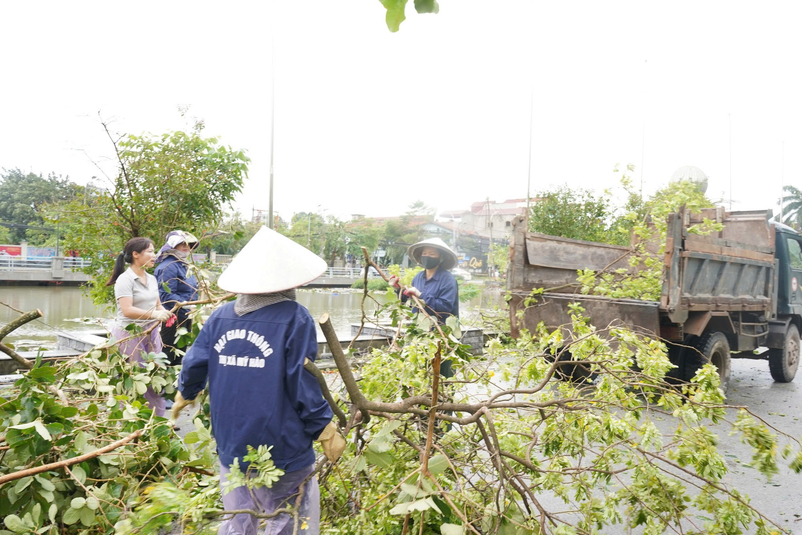 Hạt Giao thông thị xã tích cực khắc phục hậu quả của cơn bão số 3 