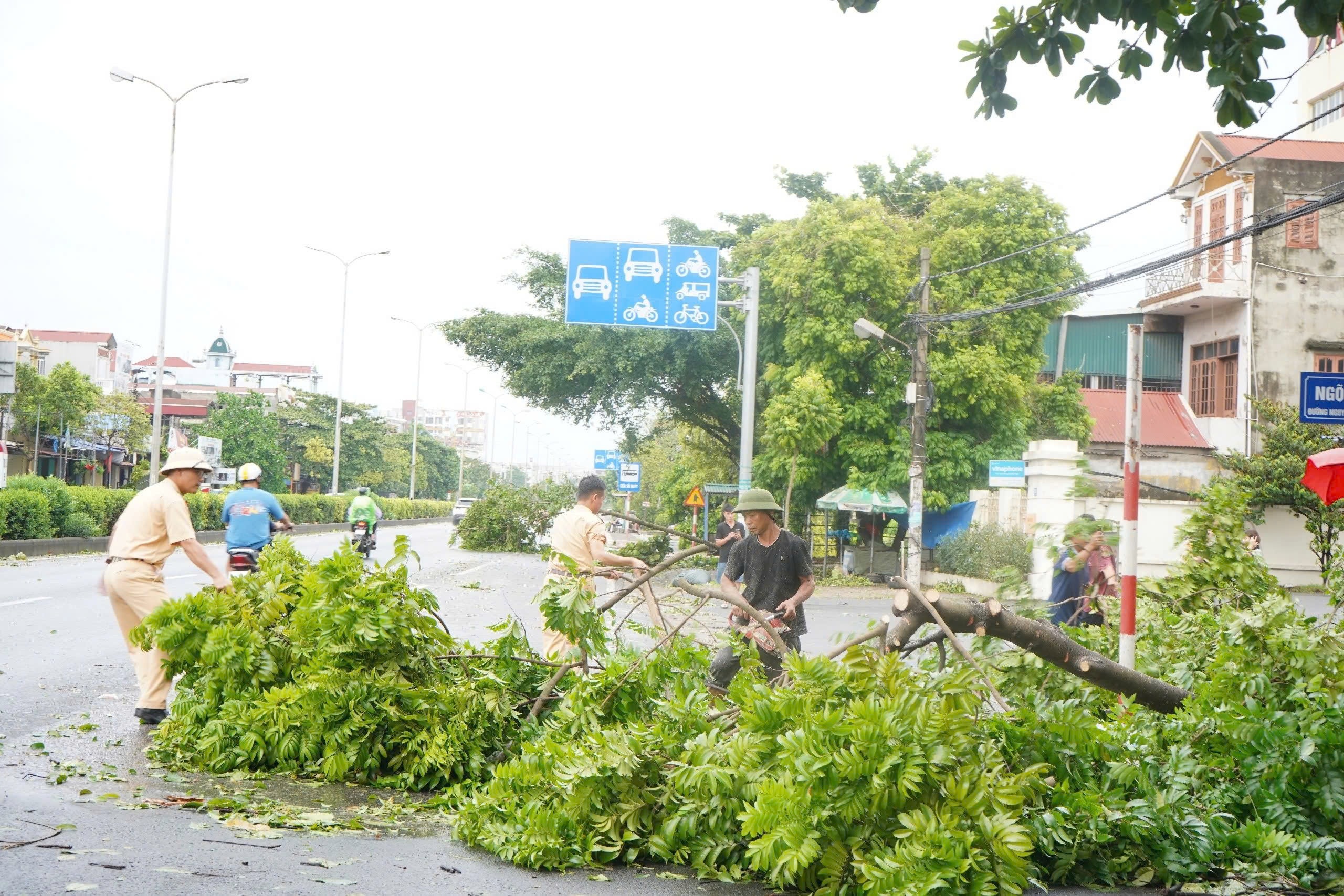 Lực lượng CSGT tham gia hỗ trợ khắc phục hậu quả của cơn bão số 3