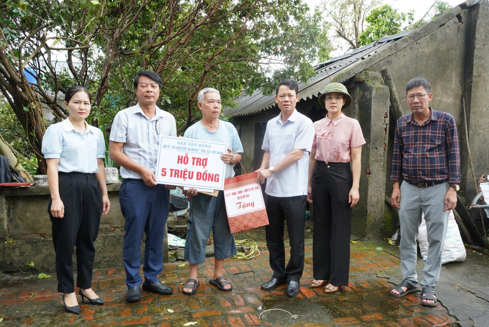 Đồng chí Đào Quang Minh, Phó Bí thư Thường trực Thị ủy, Chủ tịch HĐND thị xã trao quà cho các hộ gia đình hoàn cảnh khó khăn bị ảnh hưởng bởi cơn bão số 3 tại xã Dương Quang, Hòa Phong và Cẩm Xá