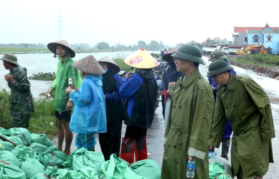 Các đồng chí lãnh đạo thị xã trực tiếp chỉ đạo hộ đê tại các điểm xung yếu