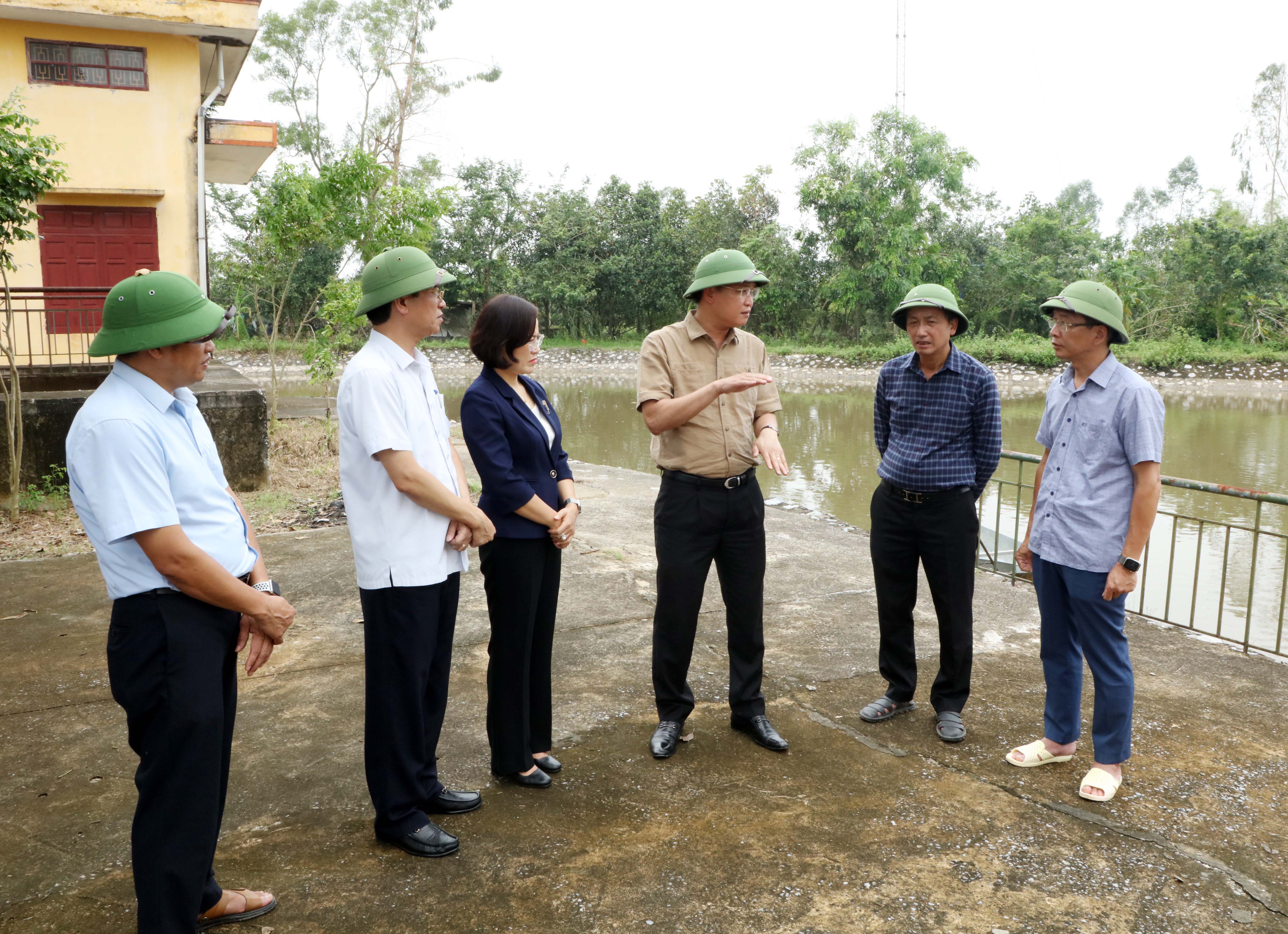 Đồng chí Nguyễn Hữu Nghĩa, Ủy viên BCH Trung ương Đảng, Bí thư Tỉnh ủy đi kiểm tra công tác phòng, chống ngập úng trên địa bàn thị xã