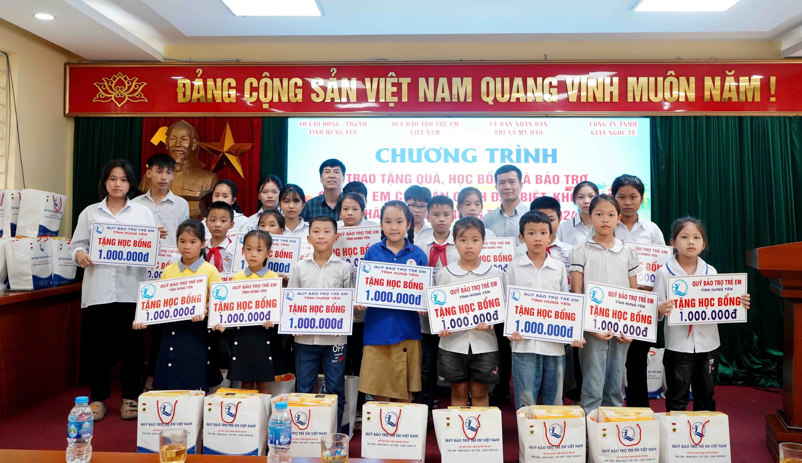 Quỹ Bảo trợ trẻ em tỉnh tổ chức trao 24 suất học bổng và 27 suất bảo trợ cho trẻ em vượt khó 