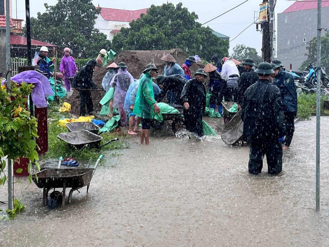 Nhân dân xã Dương Quang phòng, tránh lũ