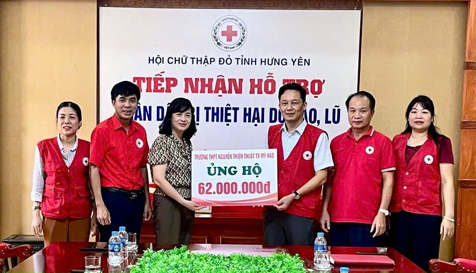 Đồng chí Phạm Thị Thu Hương, Hiệu trưởng nhà trường cùng đồng chí Đào Quang Tuấn, Chủ tịch Hội CTĐ thị xã Mỹ Hào chuyển đến Hội CTĐ tỉnh Hưng Yên để kịp thời ủng hộ, hỗ trợ đến đồng bào nhân dân vùng núi phía Bắc bị ảnh hưởng bởi cơn bão số 3 vừa qua