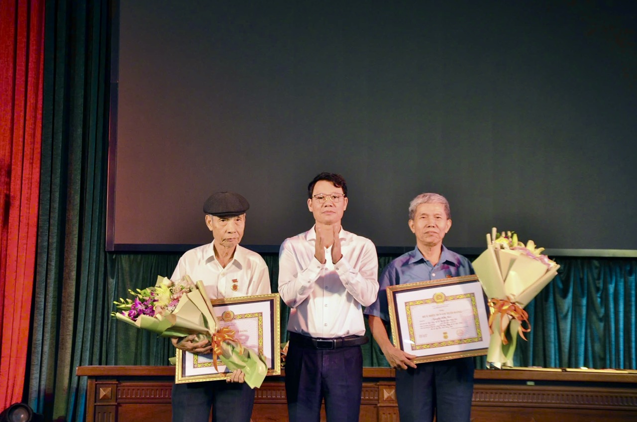 Đồng chí Đào Quang Minh, Phó Bí thư Thị ủy, Chủ tịch HĐND thị xã trao Huy hiệu Đảng cho các đảng viên lão thành