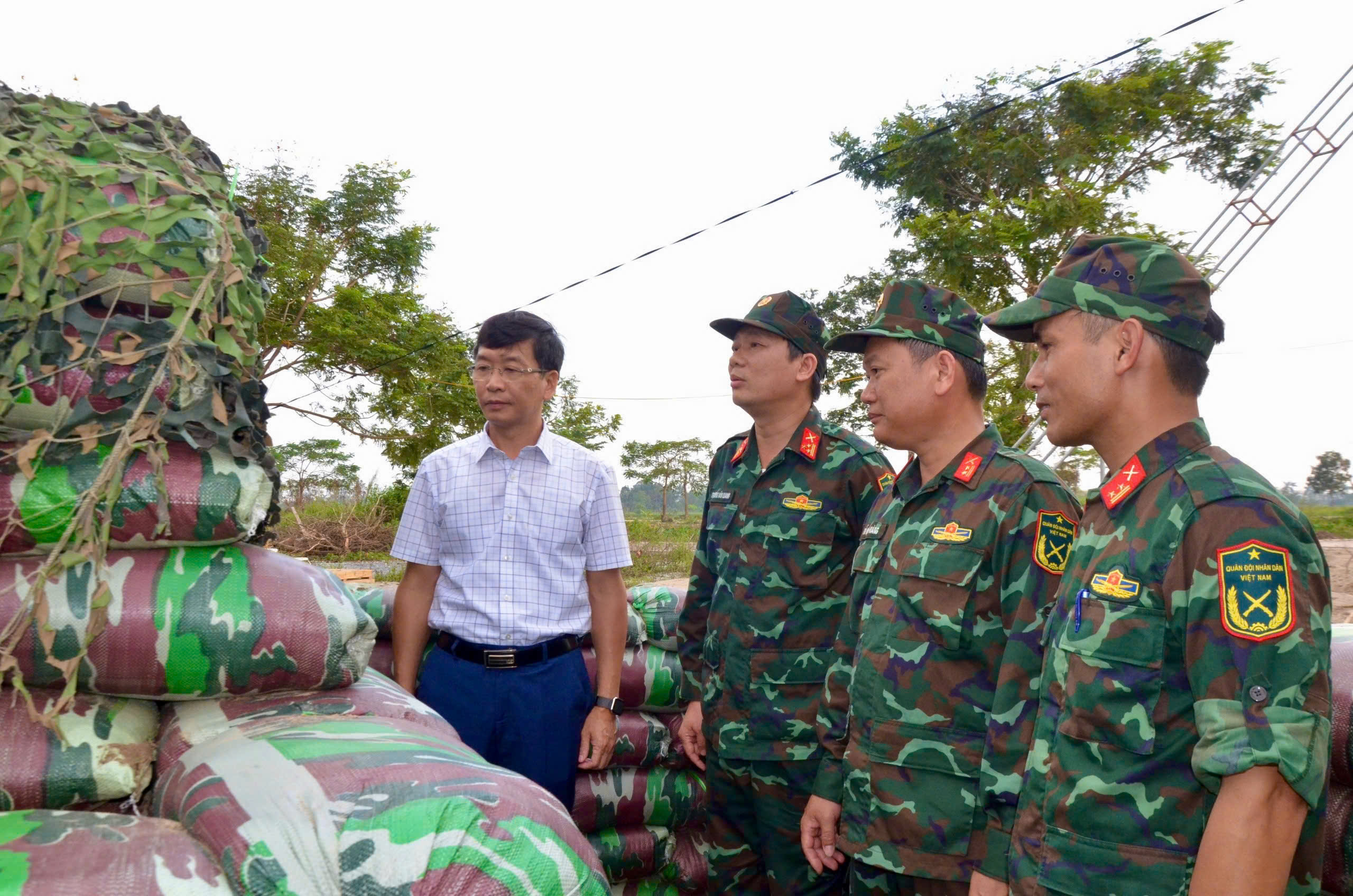 Đồng chí Lê Quang Hiến, Phó Bí thư Thị ủy, Chủ tịch UBND thị xã thăm thực địa công trình Sở Chỉ huy diễn tập chỉ huy cơ quan 1 bên - 2 cấp năm 2024