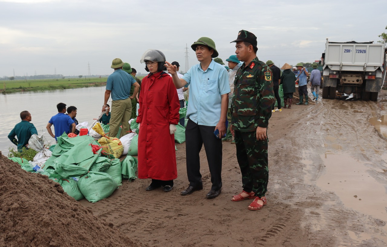   Lãnh đạo UBND thị xã Mỹ Hào kiểm tra công tác đắp đê sông Bần - Vũ Xá đoạn qua địa bàn thôn Hòa Đam xã Hòa phong.