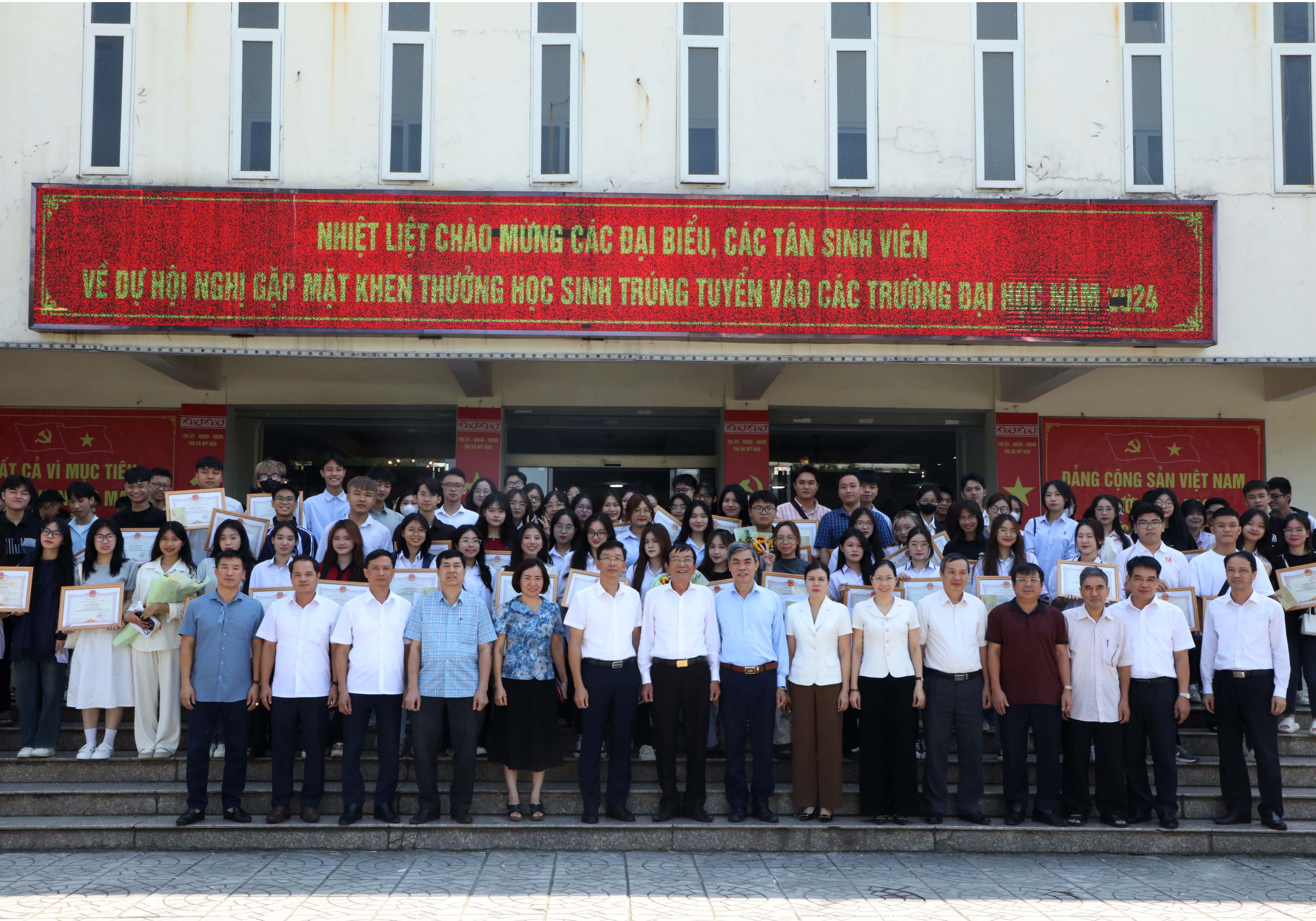 Lãnh đạo thị xã chụp ảnh lưu niệm cùng các bạn học sinh có thành tích cao trong kỳ thi tuyển sinh Đại học 2024 