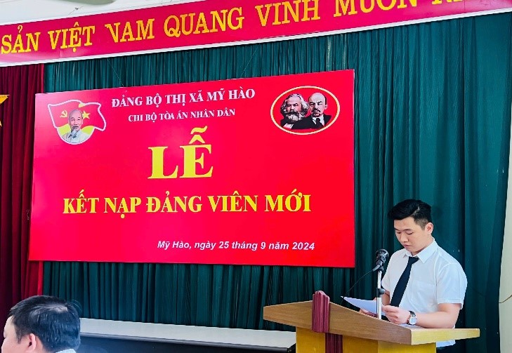 Đảng viên mới đọc lời tuyên thệ xin vào Đảng