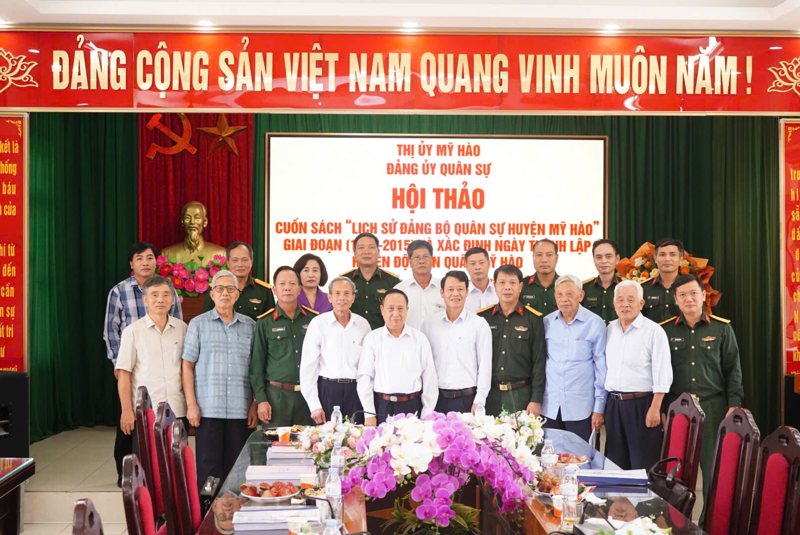 Các đại biểu tham dự hội thảo chụp ảnh lưu niệm