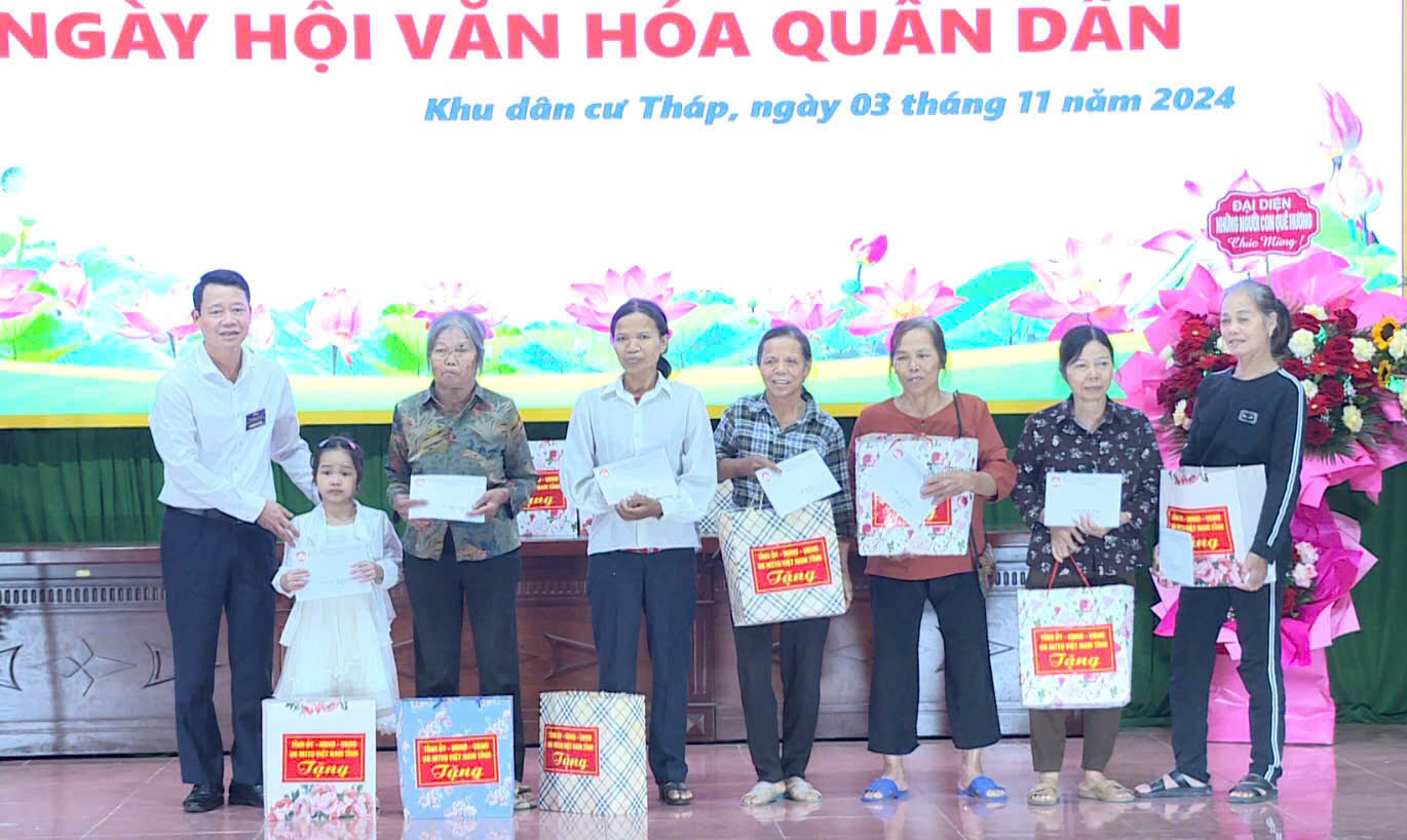 Đồng chí Đào Quang Minh, Phó Bí thư Thường trực Thị ủy, Chủ tịch HĐND thị xã trao quà cho hộ nghèo, hộ cận nghèo trên địa bàn phường\