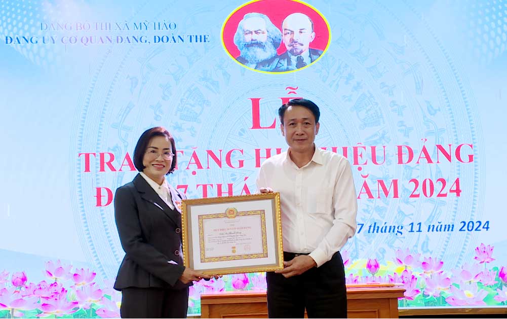   Đảng bộ cơ quan Đảng, Đoàn thể thị xã tổ chức Lễ trao Huy hiệu Đảng đợt 7/11/2024