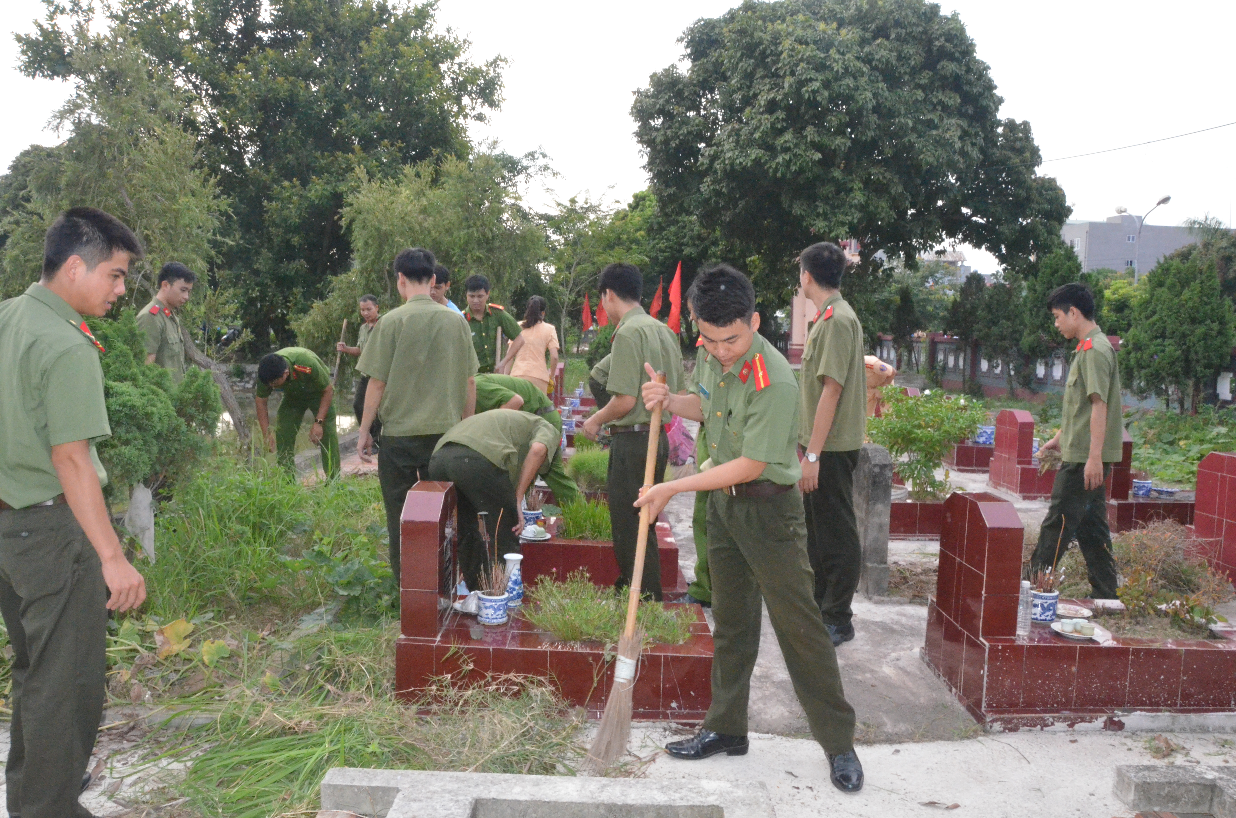   Huyện đoàn ra quân làm vệ sinh môi trường Nghĩa trang liệt sỹ huyện