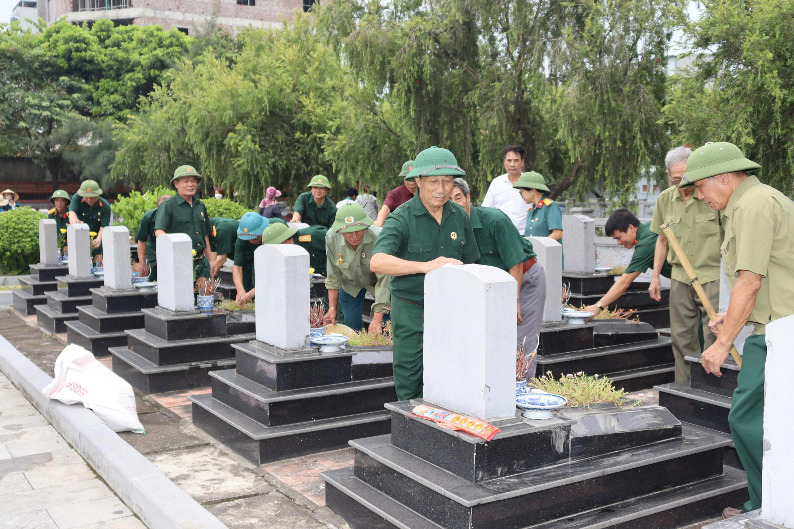 Phường Mỹ Hào ra quân quét dọn vệ sinh, chăm sóc, chỉnh trang khuôn viên Nghĩa trang liệt sĩ phường