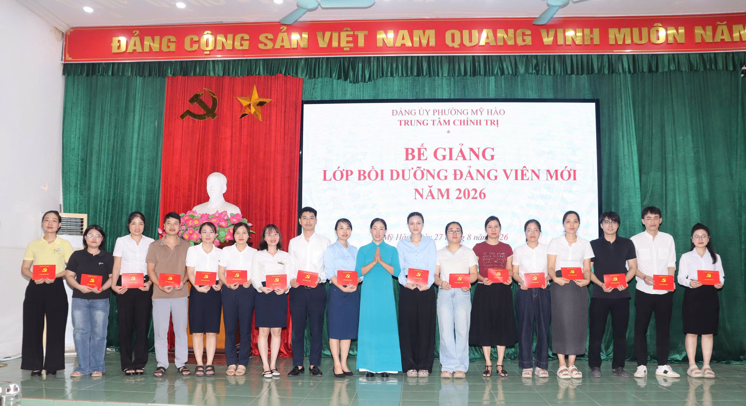 Trung tâm Chính trị phường Mỹ Hào bế giảng Lớp bồi dưỡng đảng viên mới, lớp 2 năm 2026