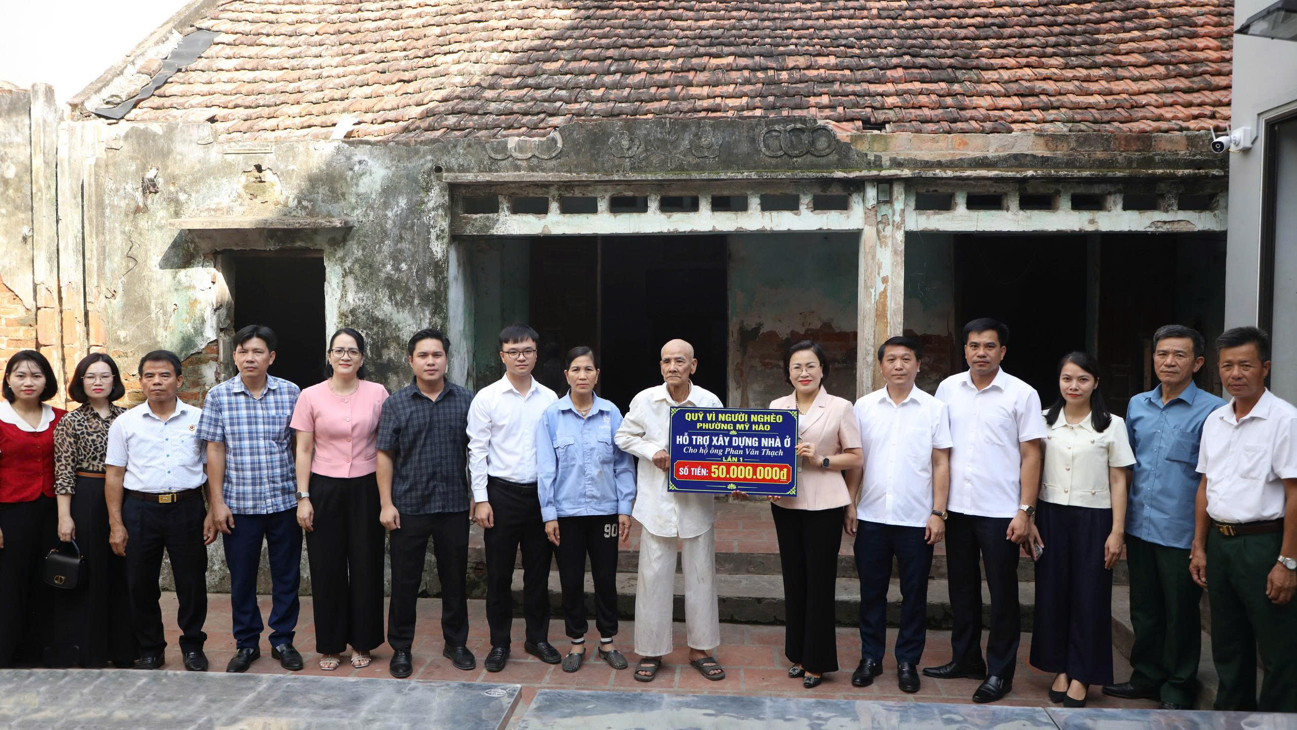 Trao kinh phí hỗ trợ khởi công xây dựng nhà ở cho hộ ông Phan Văn Thạch, tổ dân phố Tiên Xá