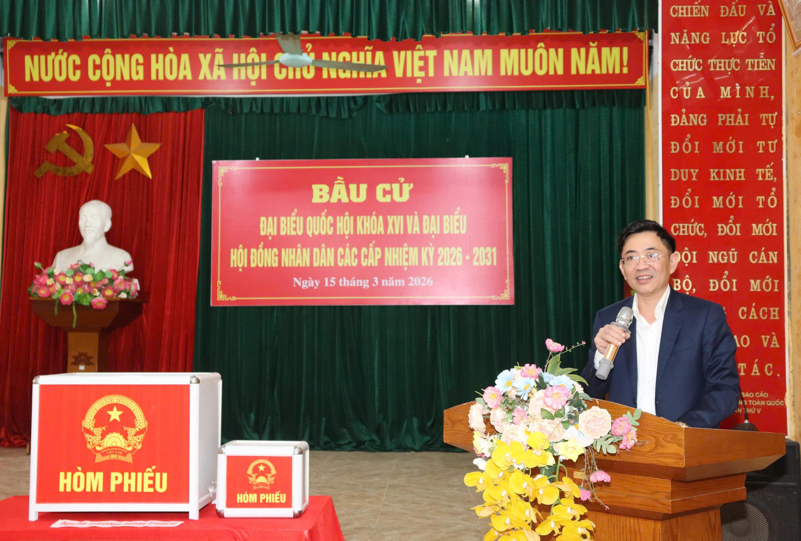 Các đồng chí lãnh đạo phường Mỹ Hào dự tổ chức vận hành thử nghiệm Chương trình khai mạc và thực hành quy trình bỏ phiếu bầu cử đại biểu Quốc hội khoá XVI và bầu cử đại biểu HĐND các cấp, nhiệm kỳ 2026 - 2031 tại 29 khu vực bỏ phiếu trên địa bàn
