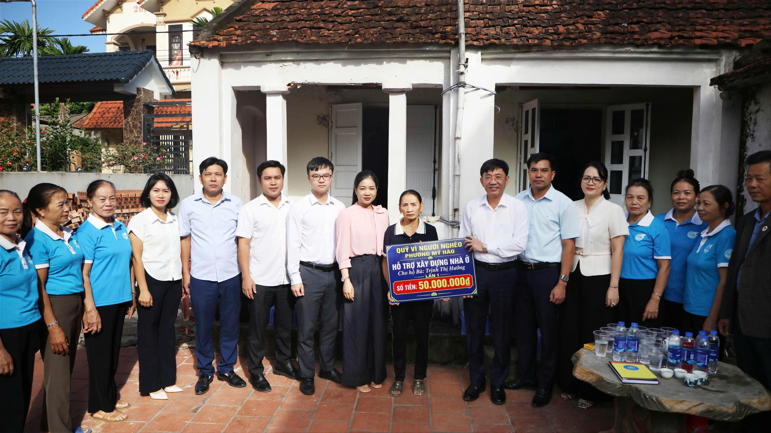 Trao tiền hỗ trợ xây dựng nhà ở cho hộ có hoàn cảnh khó khăn tại tổ dân phố Tiên Xá