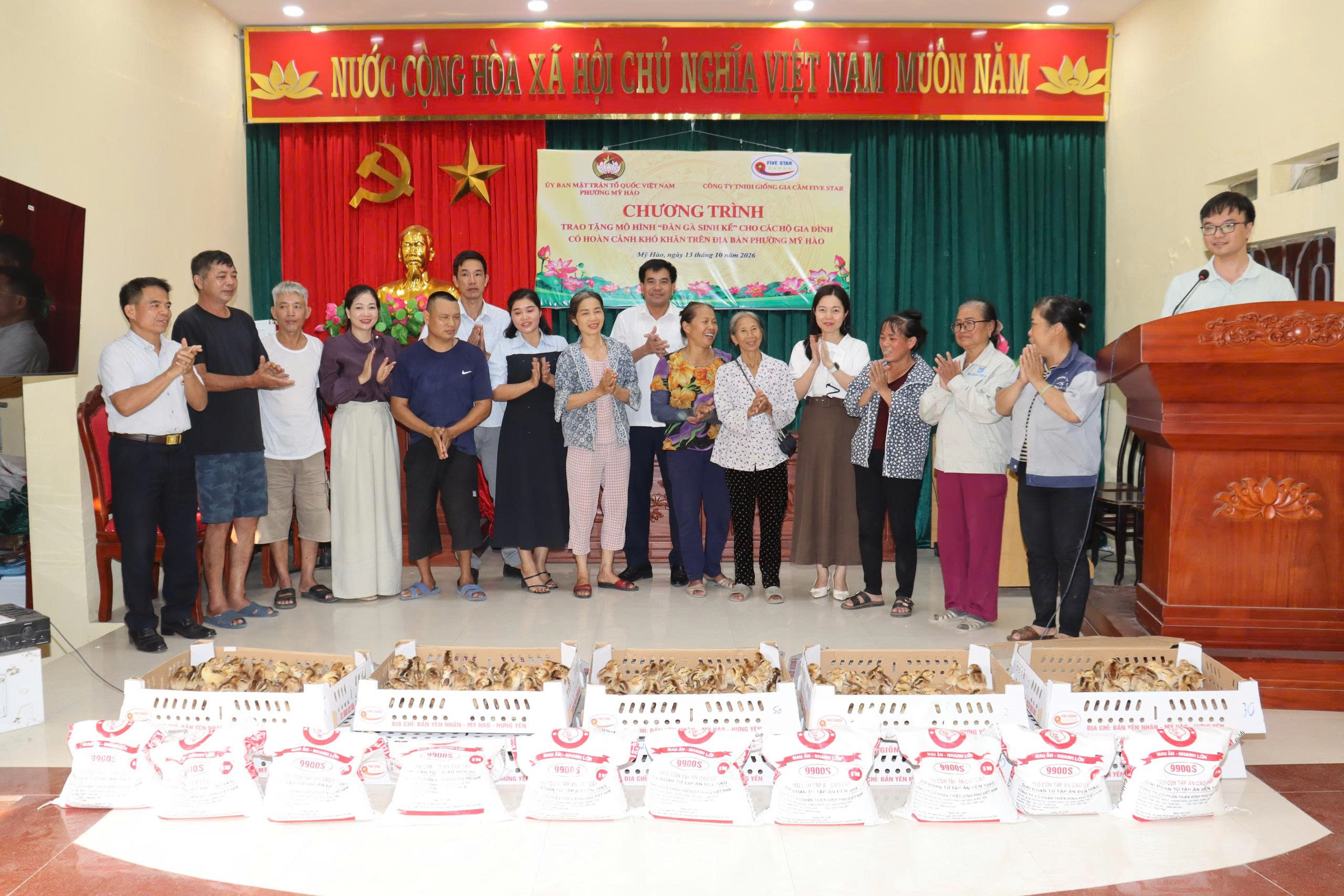 Phường Mỹ Hào trao tặng mô hình “Đàn gà sinh kế” cho 54 hộ gia đình có hoàn cảnh khó khăn